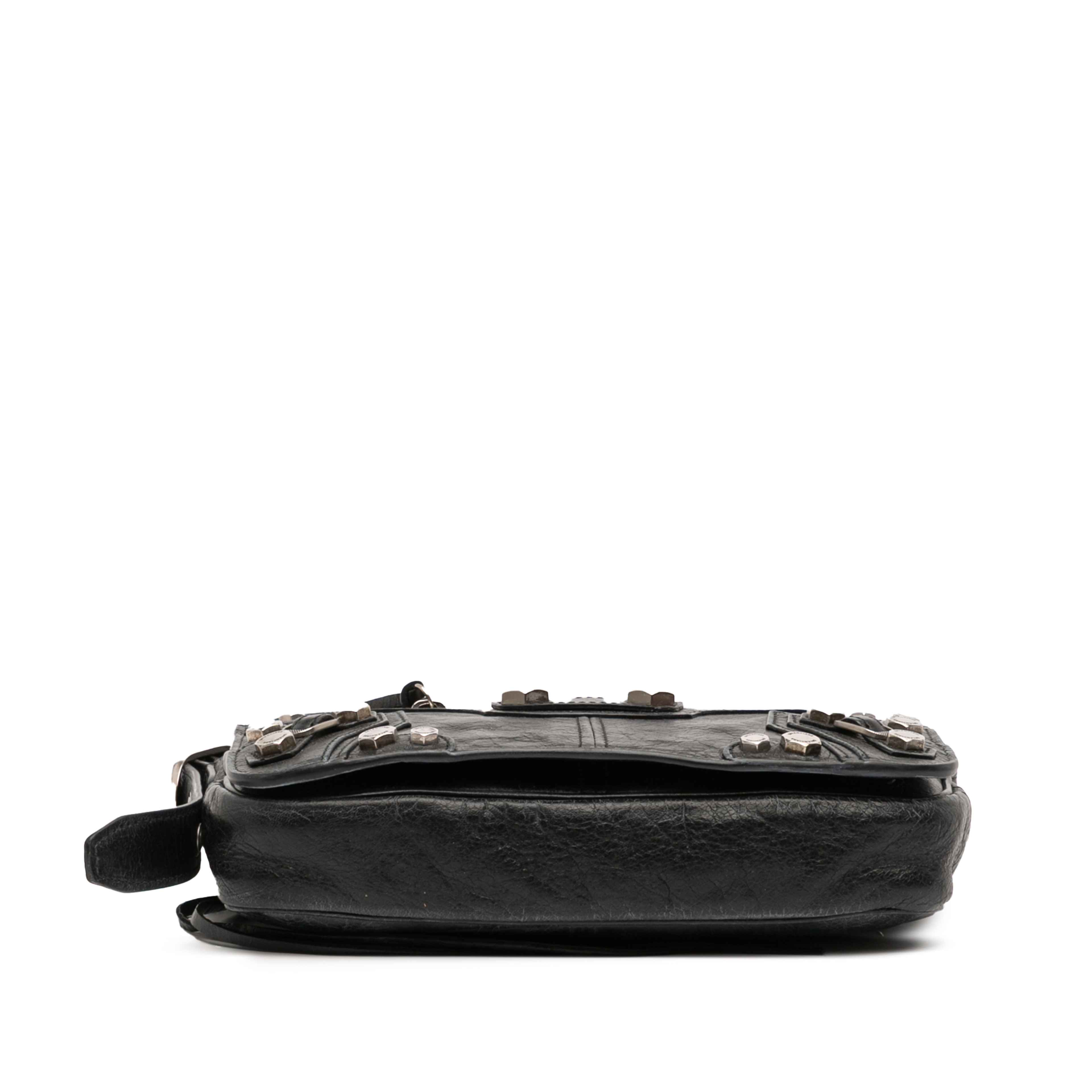 Balenciaga Xs Lambskin Motocross Le Cagole Flap Crossbody, från Luxclusif, i färgen svart. Klicka för att öppna bilden i stort format