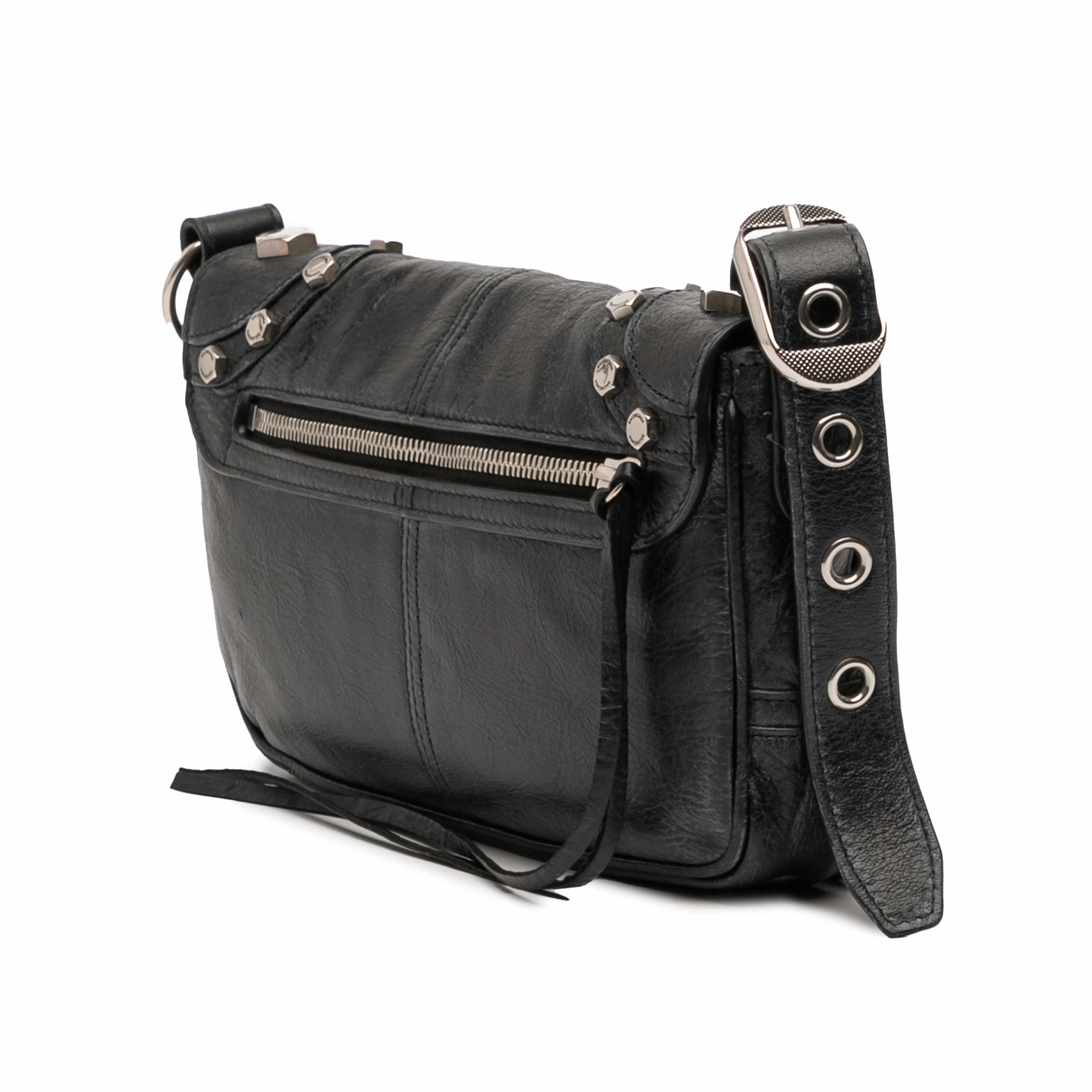 Balenciaga Xs Lambskin Motocross Le Cagole Flap Crossbody, från Luxclusif, i färgen svart. Klicka för att öppna bilden i stort format