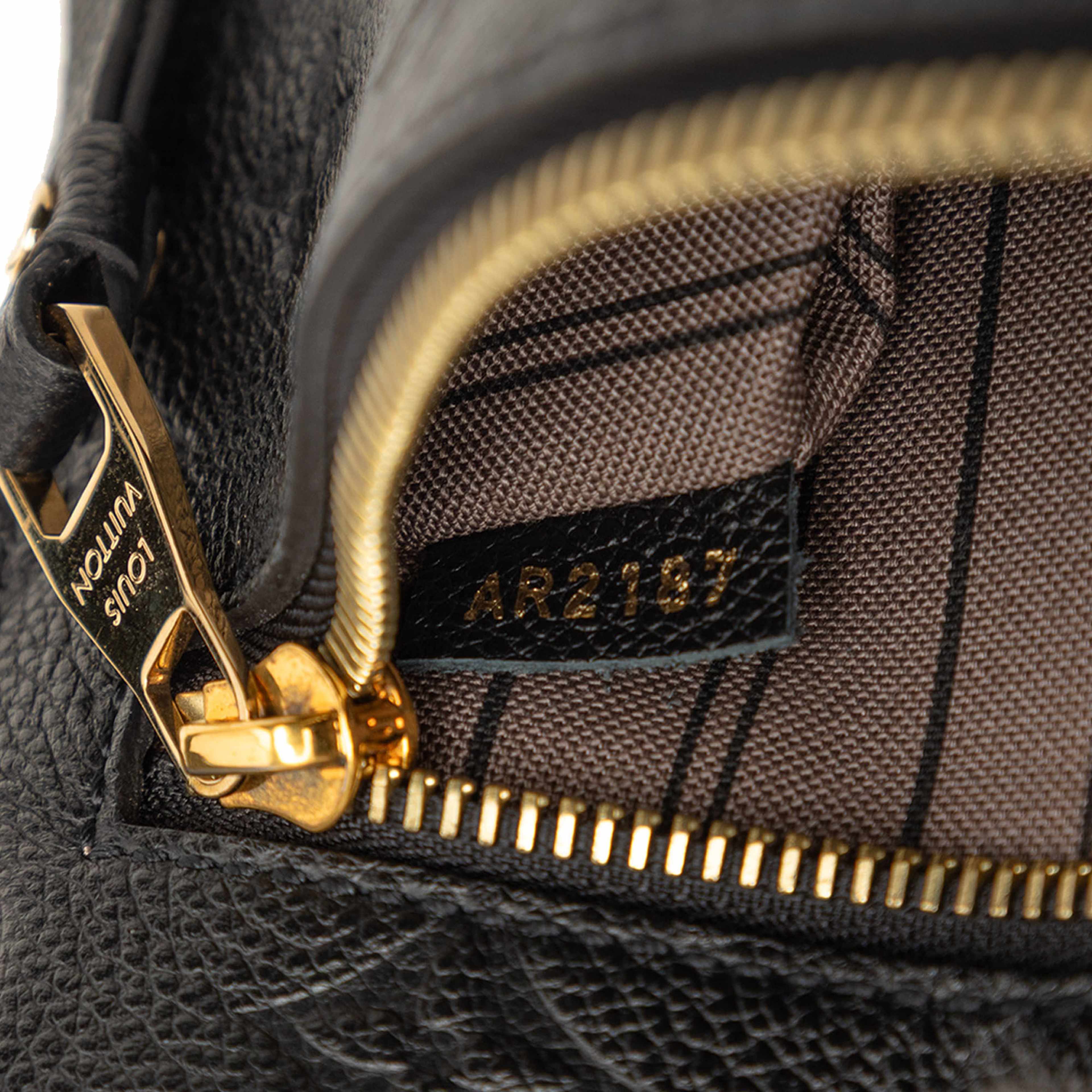 Louis Vuitton Monogram Empreinte Pochette Metis, från Luxclusif, i färgen svart. Klicka för att öppna bilden i stort format