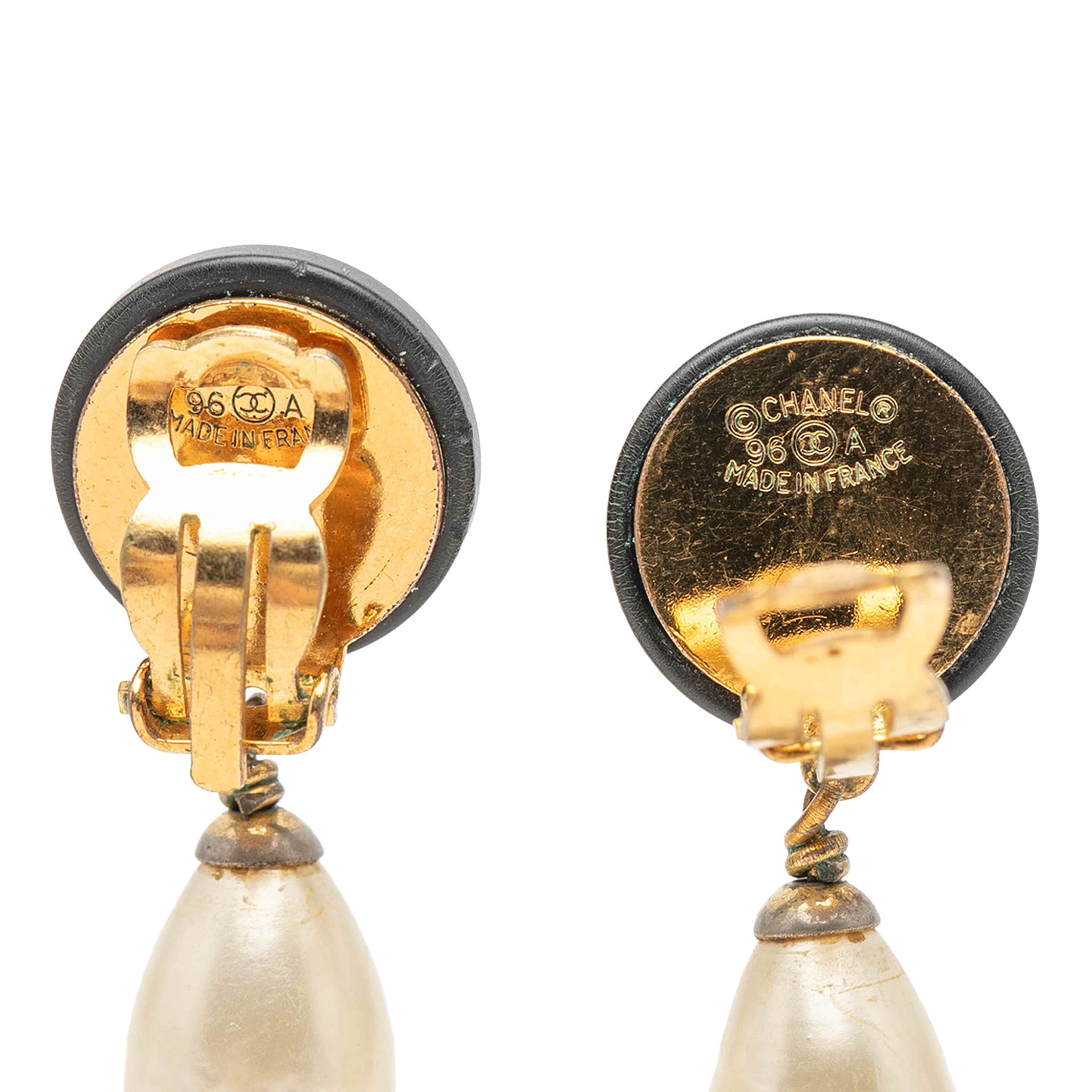 Chanel Cc Gold Plated Resin And Faux Pearl Drop Clip On Earrings, från Luxclusif, i färgen gold. Klicka för att öppna bilden i stort format