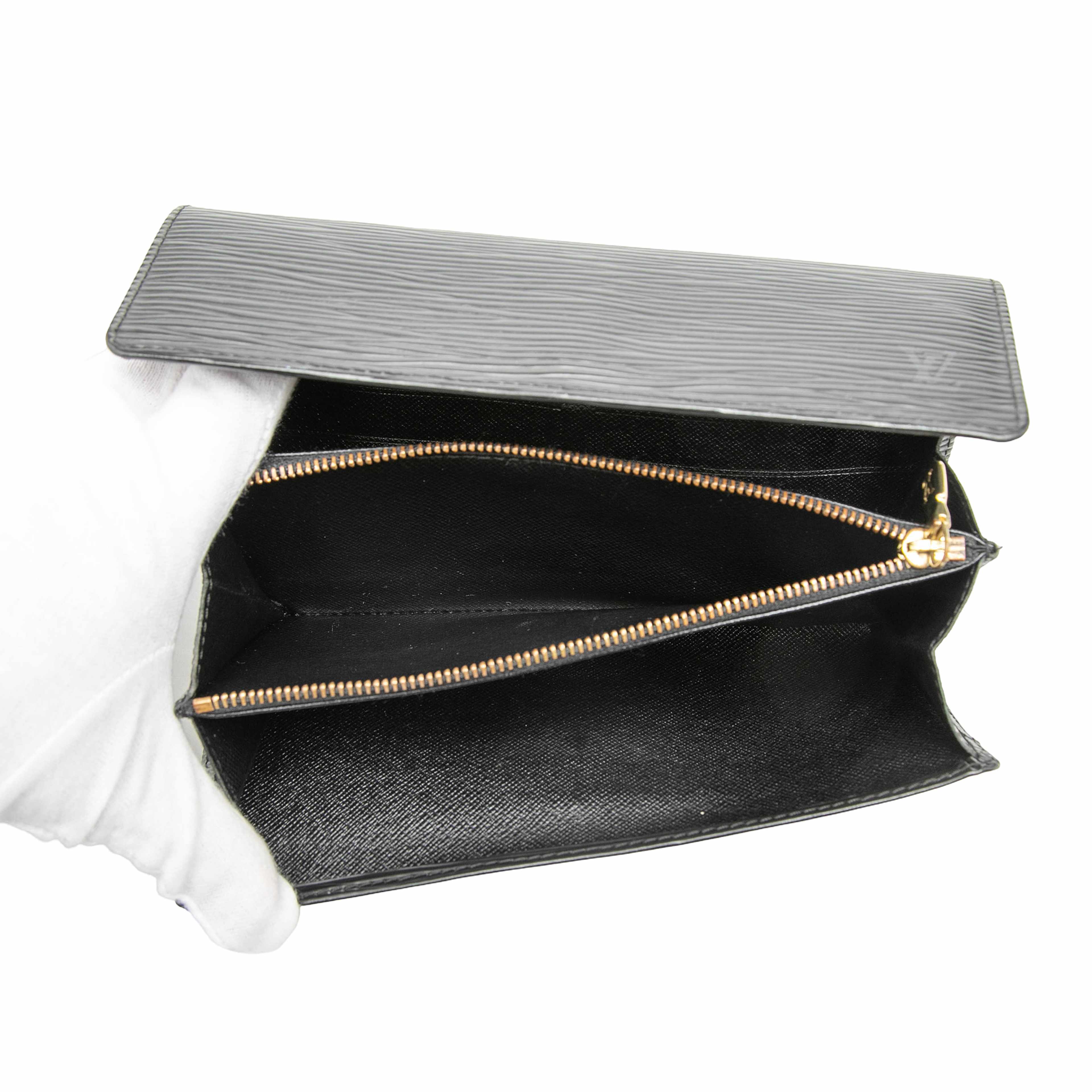 Louis Vuitton Epi Porte Tresor International Long Wallet, från Luxclusif, i färgen black. Klicka för att öppna bilden i stort format