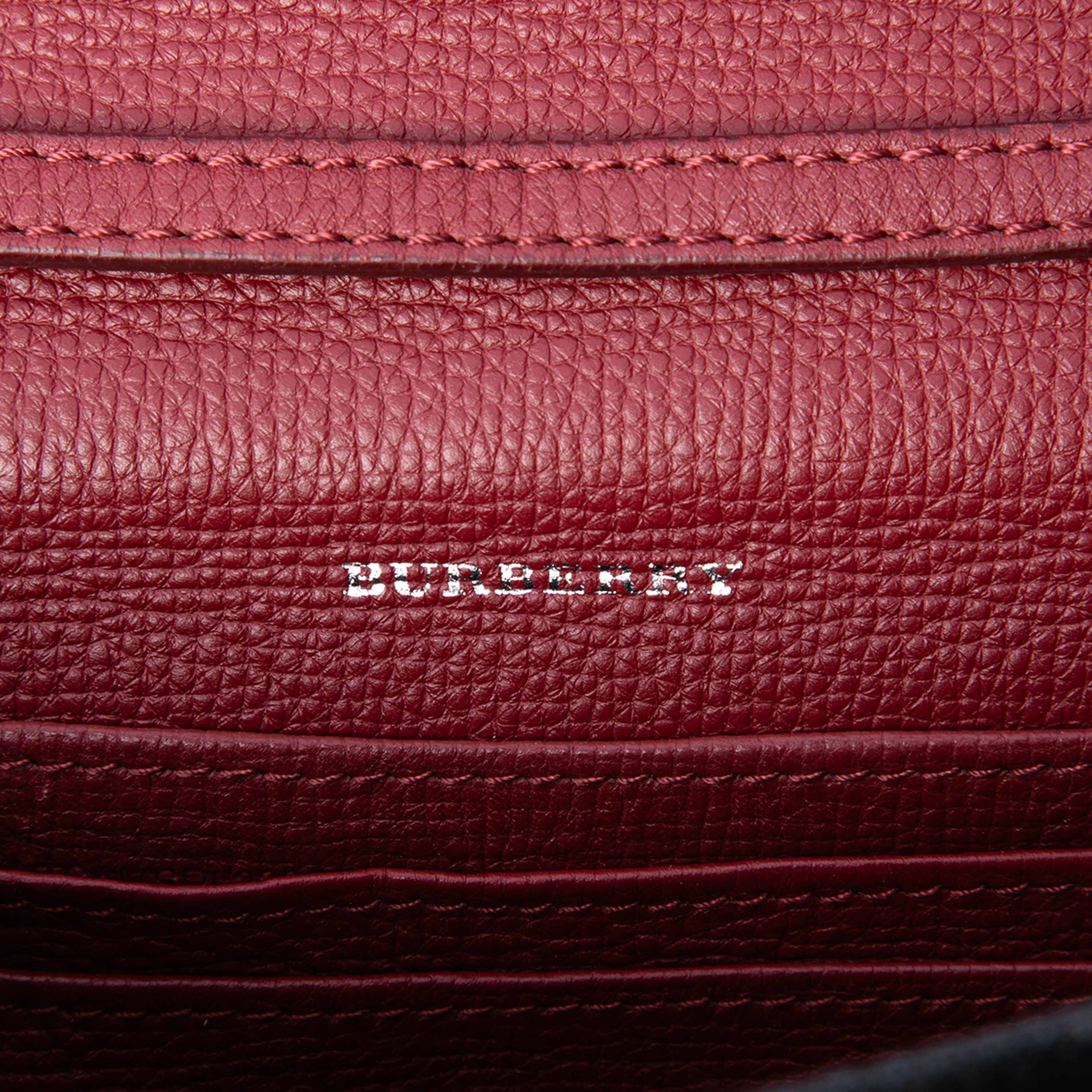 Burberry Small Leather And House Check Canvas Derby Macken Crossbody, från Luxclusif, i färgen dark red. Klicka för att öppna bilden i stort format