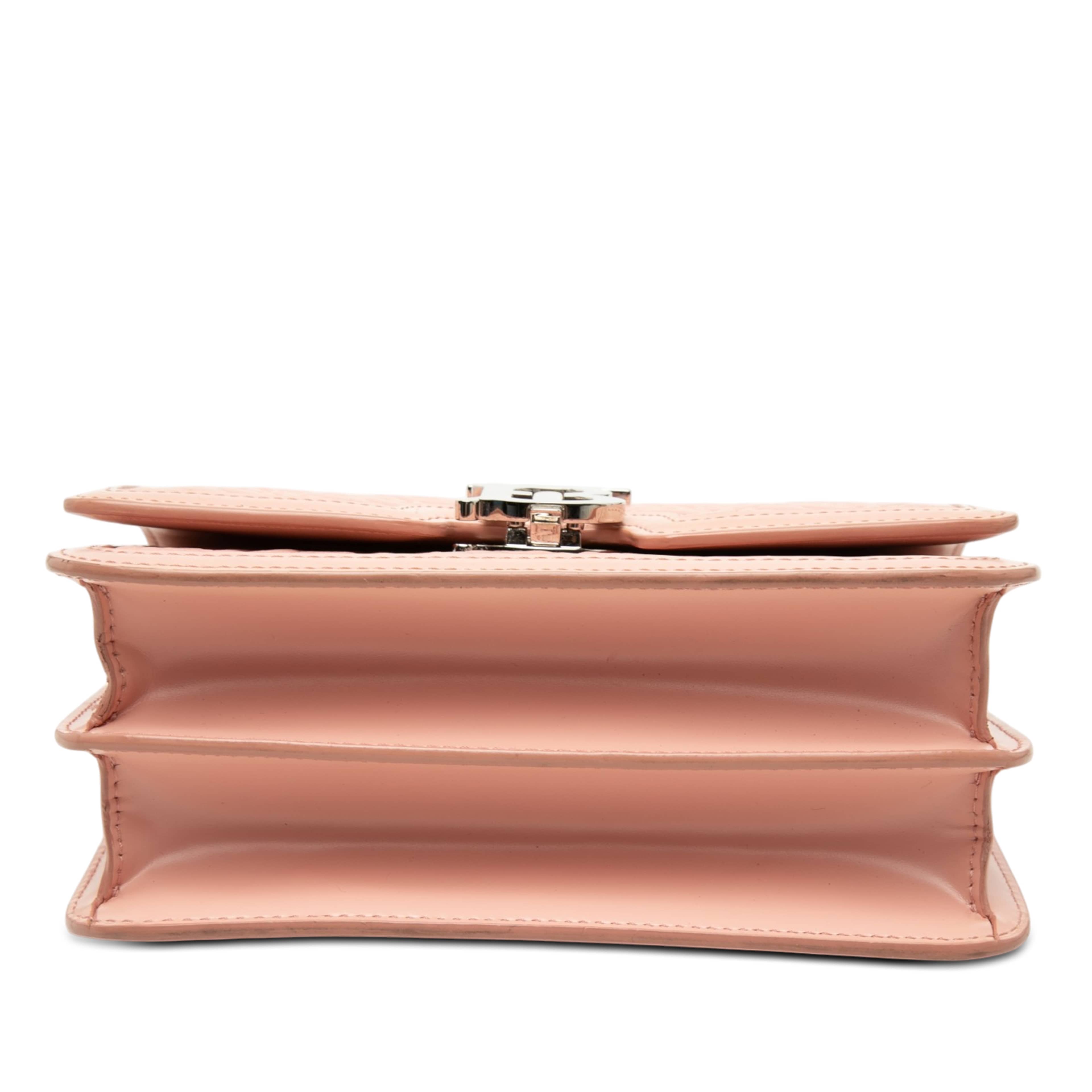 Burberry Small Tb Monogram Embossed Calfskin Chain Shoulder Bag, från Luxclusif, i färgen rosa. Klicka för att öppna bilden i stort format