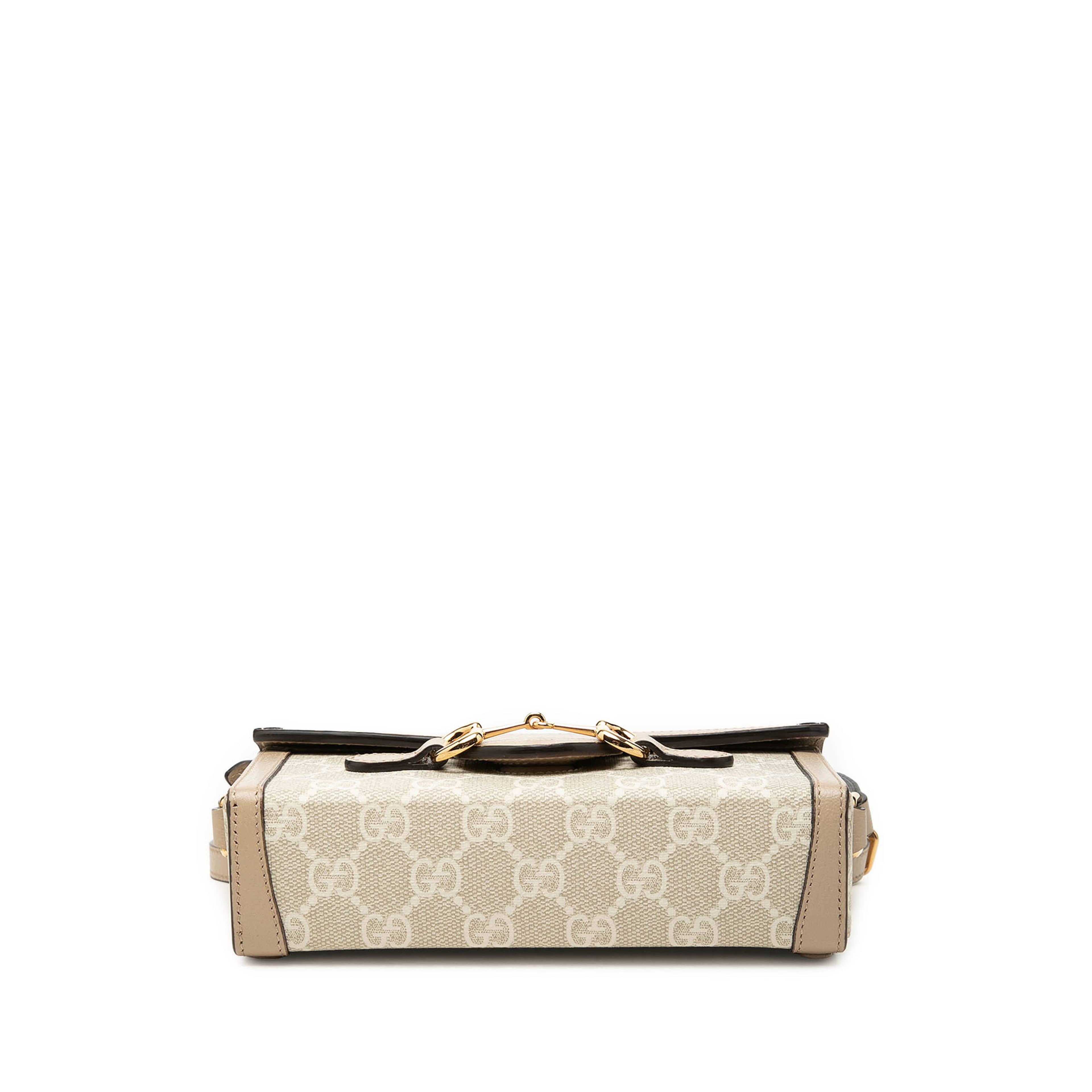Gucci Mini Gg Supreme Horsebit 1955 Crossbody, från Luxclusif, i färgen beige. Klicka för att öppna bilden i stort format