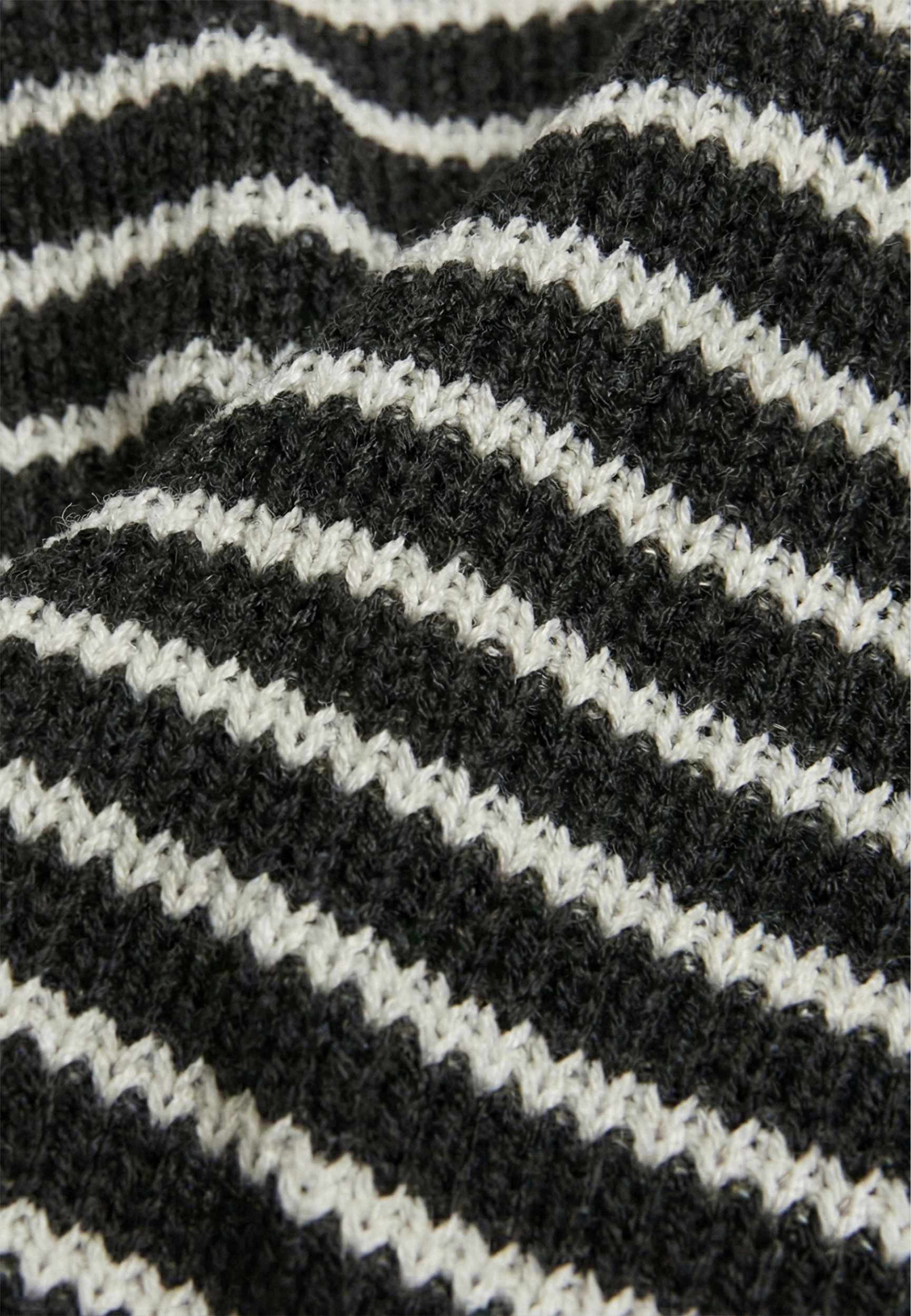 Alar Crochet Polo, från Ciszere, i färgen striped black. Klicka för att öppna bilden i stort format