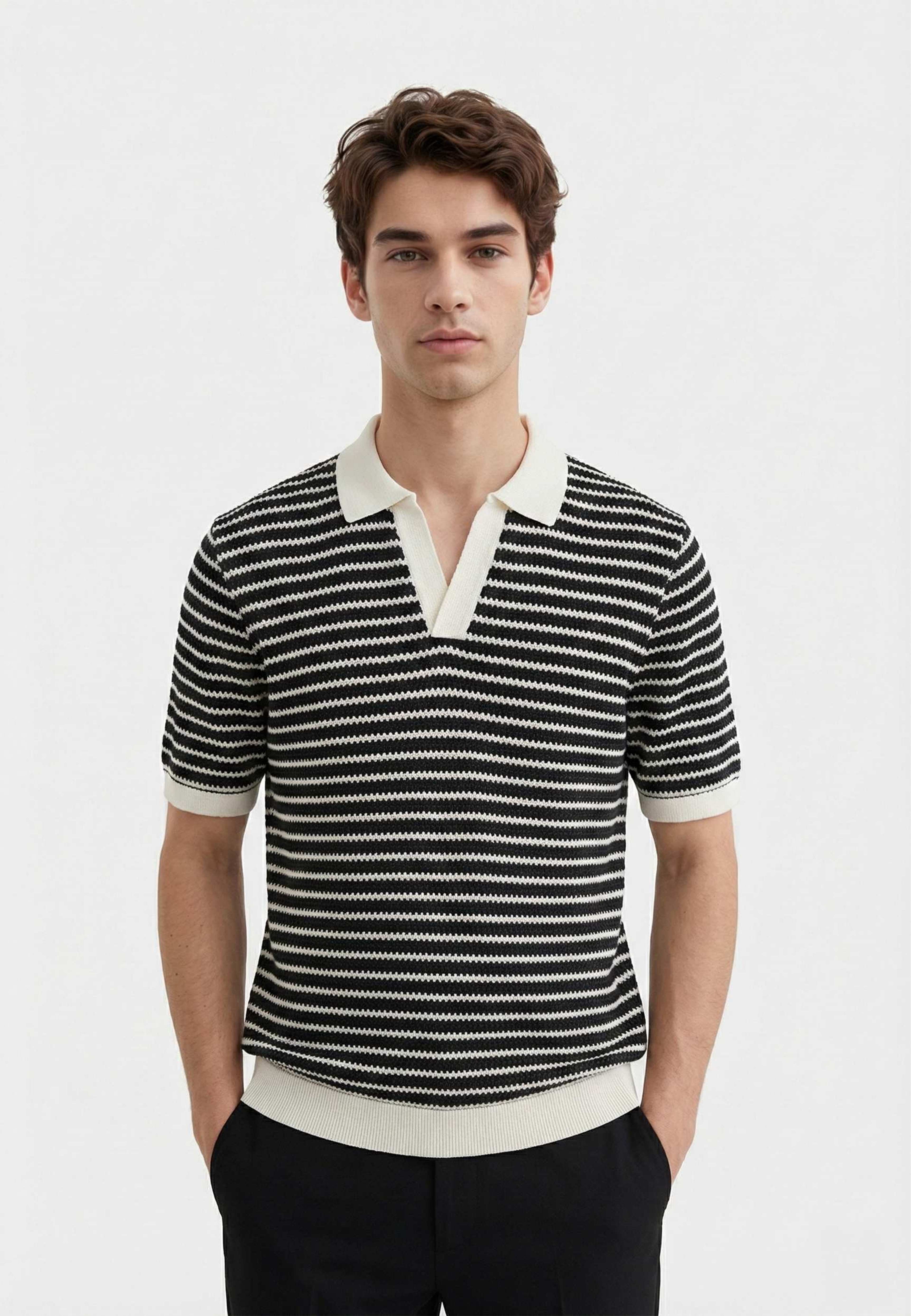 Alar Crochet Polo, från Ciszere, i färgen striped black. Klicka för att öppna bilden i stort format