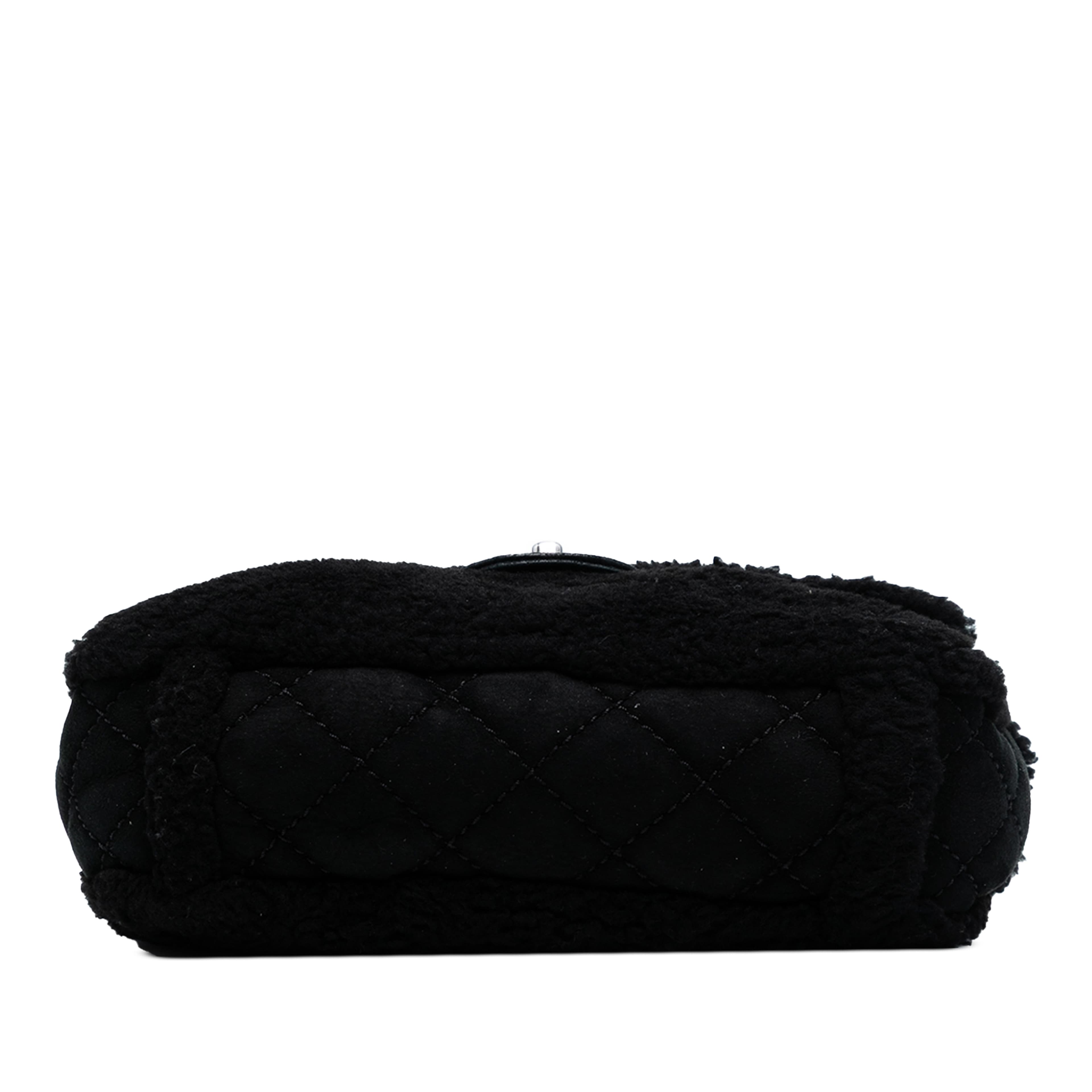 Chanel Medium Shearling Pearl Studded Flap, från Luxclusif, i färgen svart. Klicka för att öppna bilden i stort format