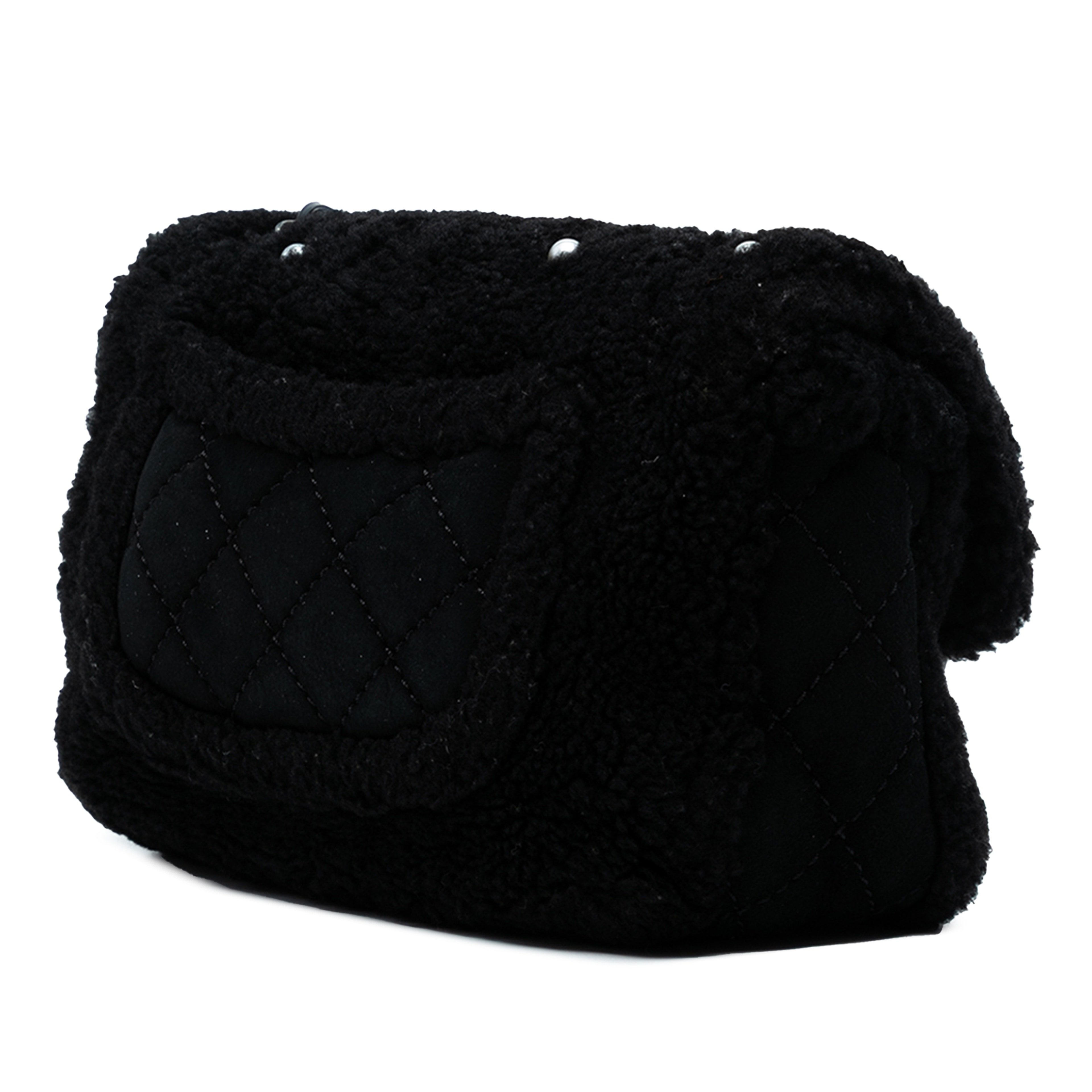 Chanel Medium Shearling Pearl Studded Flap, från Luxclusif, i färgen svart. Klicka för att öppna bilden i stort format