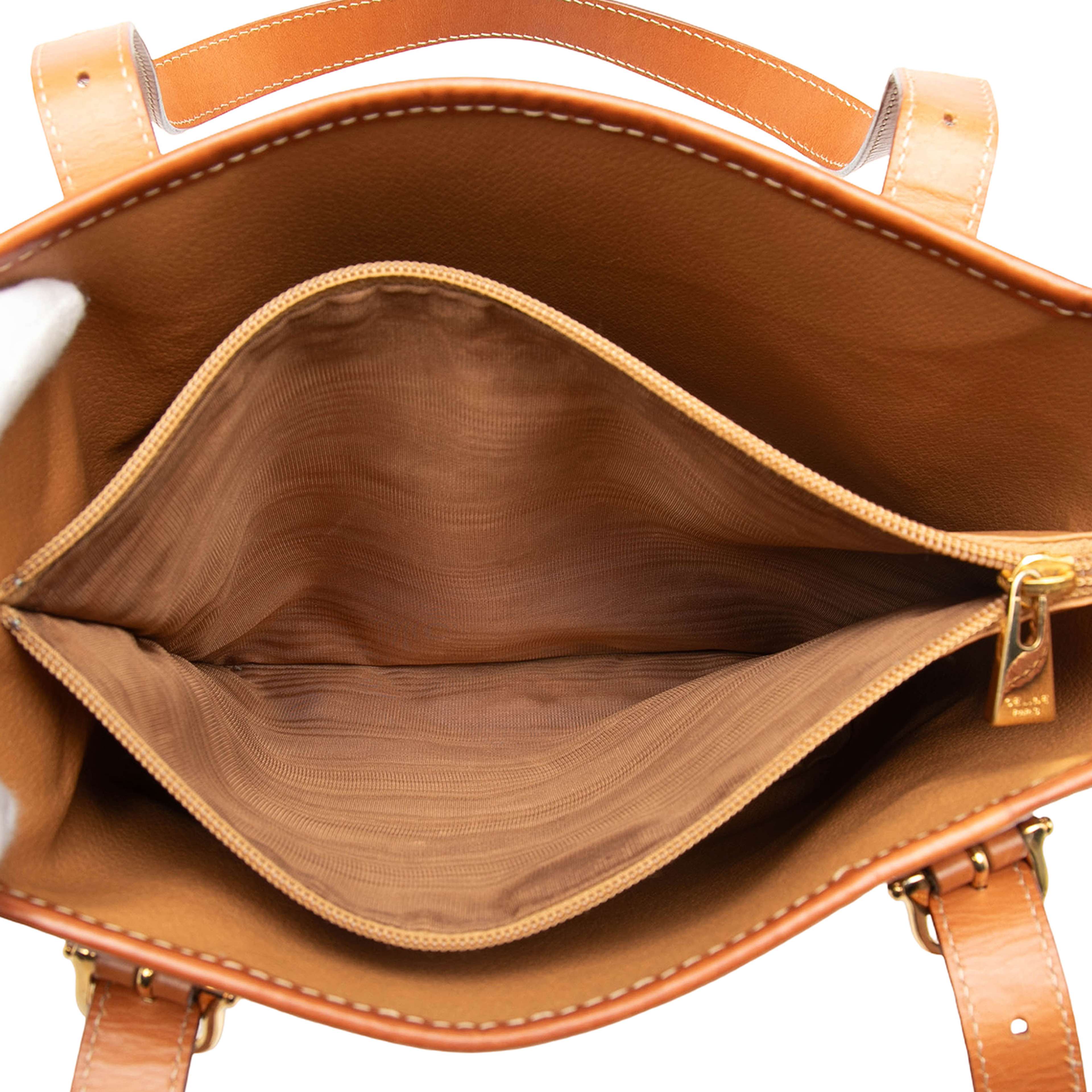 Celine Macadam Coated Canvas Tote, från Luxclusif, i färgen brown. Klicka för att öppna bilden i stort format