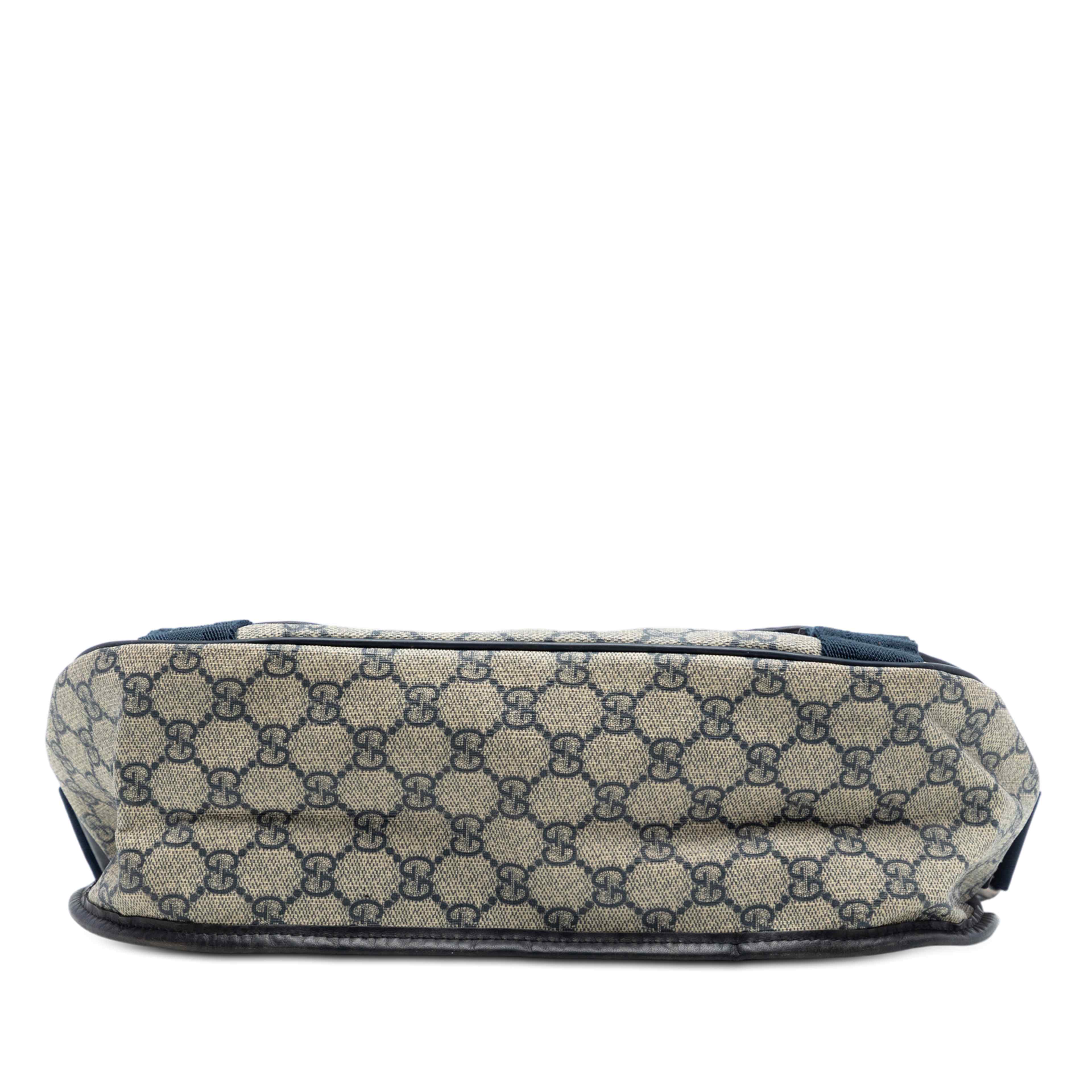 Gucci Gg Supreme Crossbody, från Luxclusif, i färgen beige. Klicka för att öppna bilden i stort format
