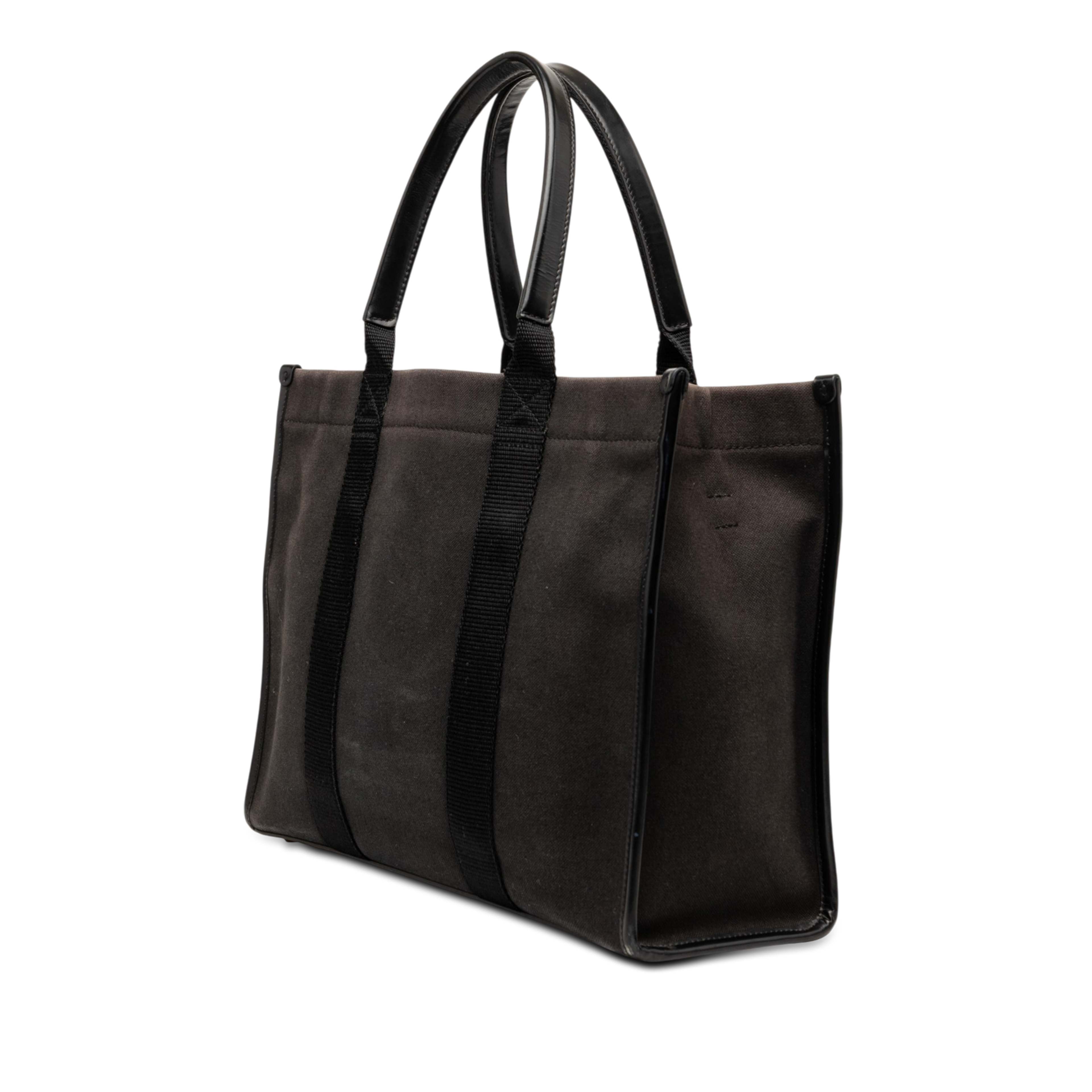 Balenciaga Medium Canvas Hardware Tote, från Luxclusif, i färgen brun. Klicka för att öppna bilden i stort format