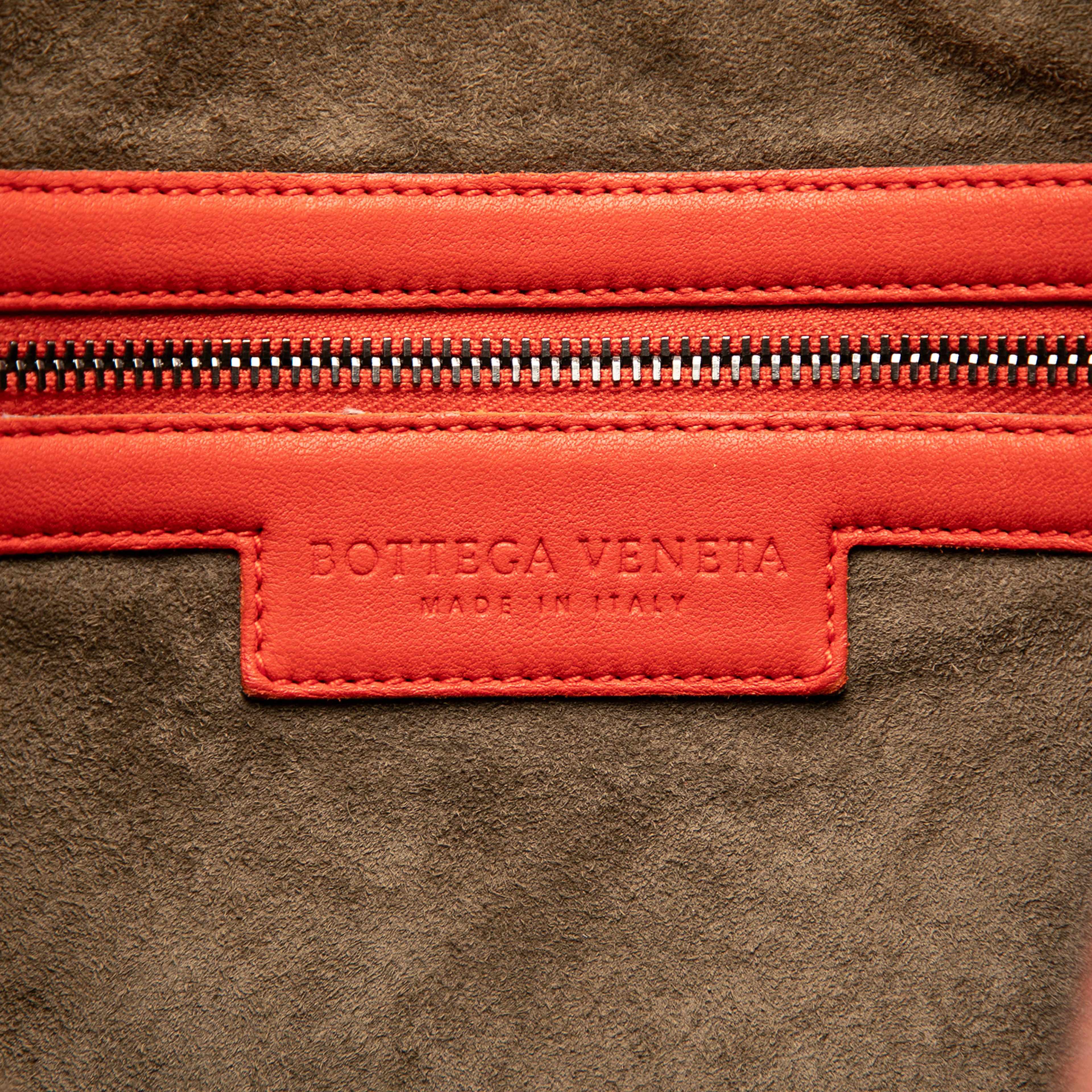 Bottega Veneta Medium Nappa Intrecciato Veneta Hobo, från Luxclusif, i färgen dark orange. Klicka för att öppna bilden i stort format
