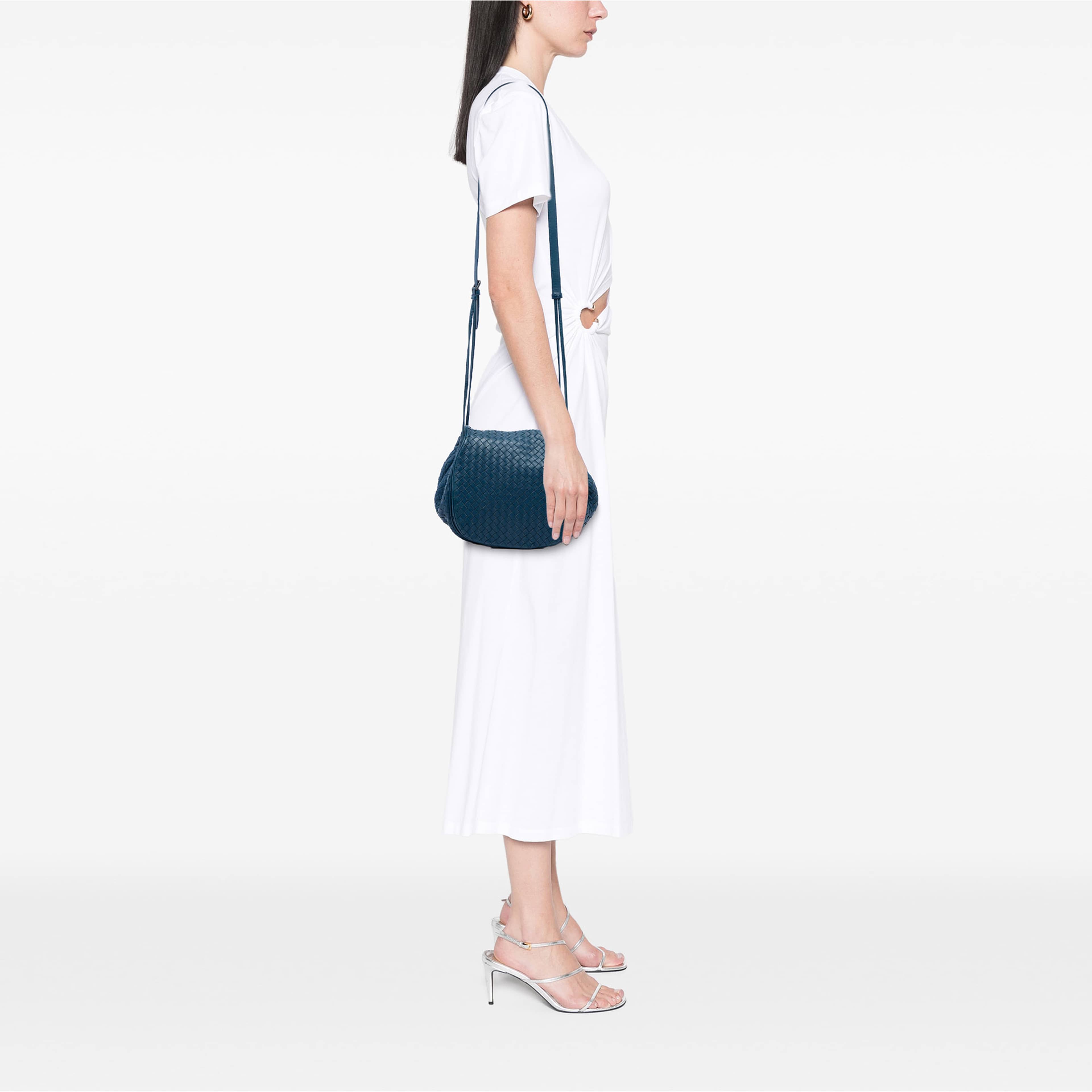 Bottega Veneta Nappa Intrecciato Flap Crossbody, från Luxclusif, i färgen blå. Klicka för att öppna bilden i stort format