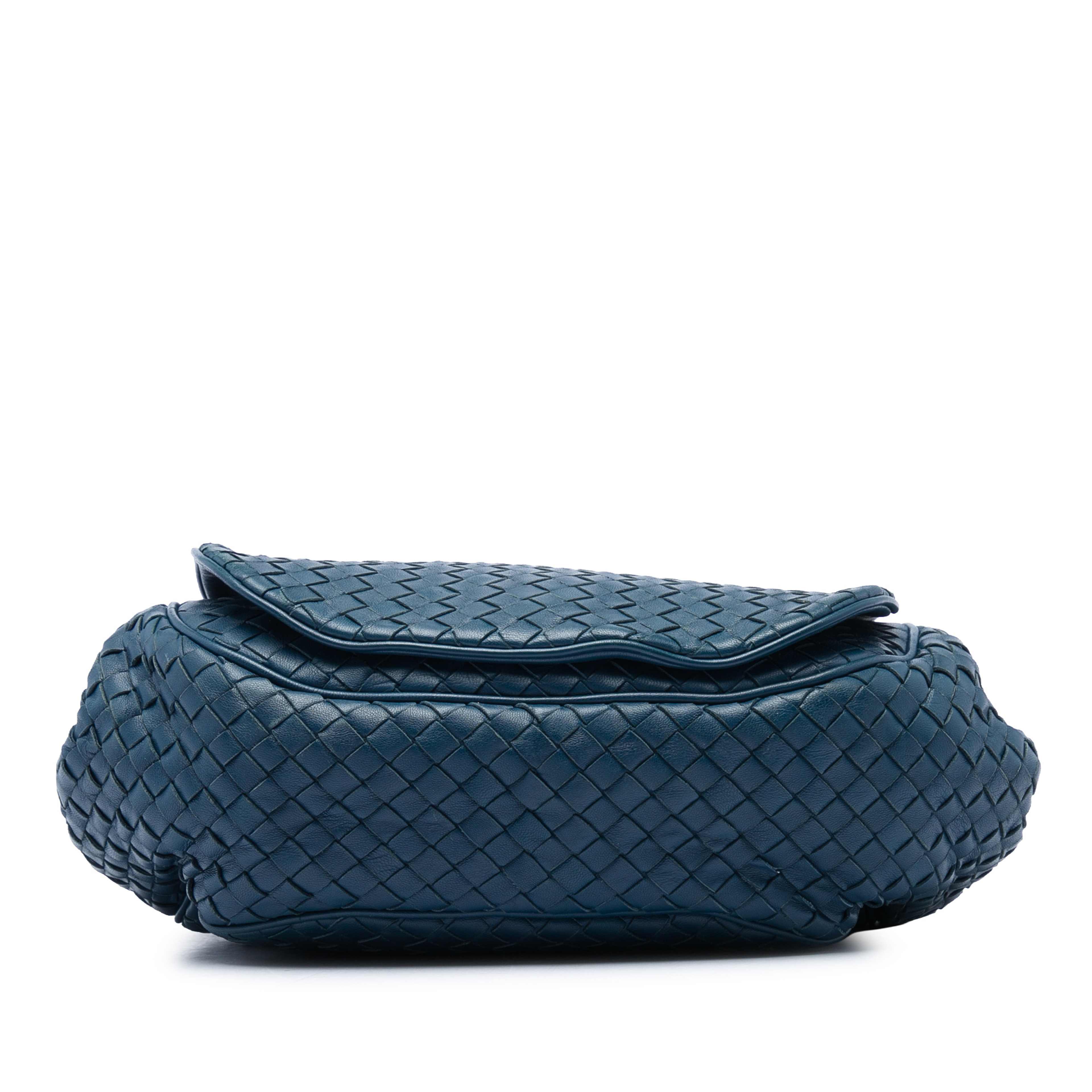 Bottega Veneta Nappa Intrecciato Flap Crossbody, från Luxclusif, i färgen blå. Klicka för att öppna bilden i stort format