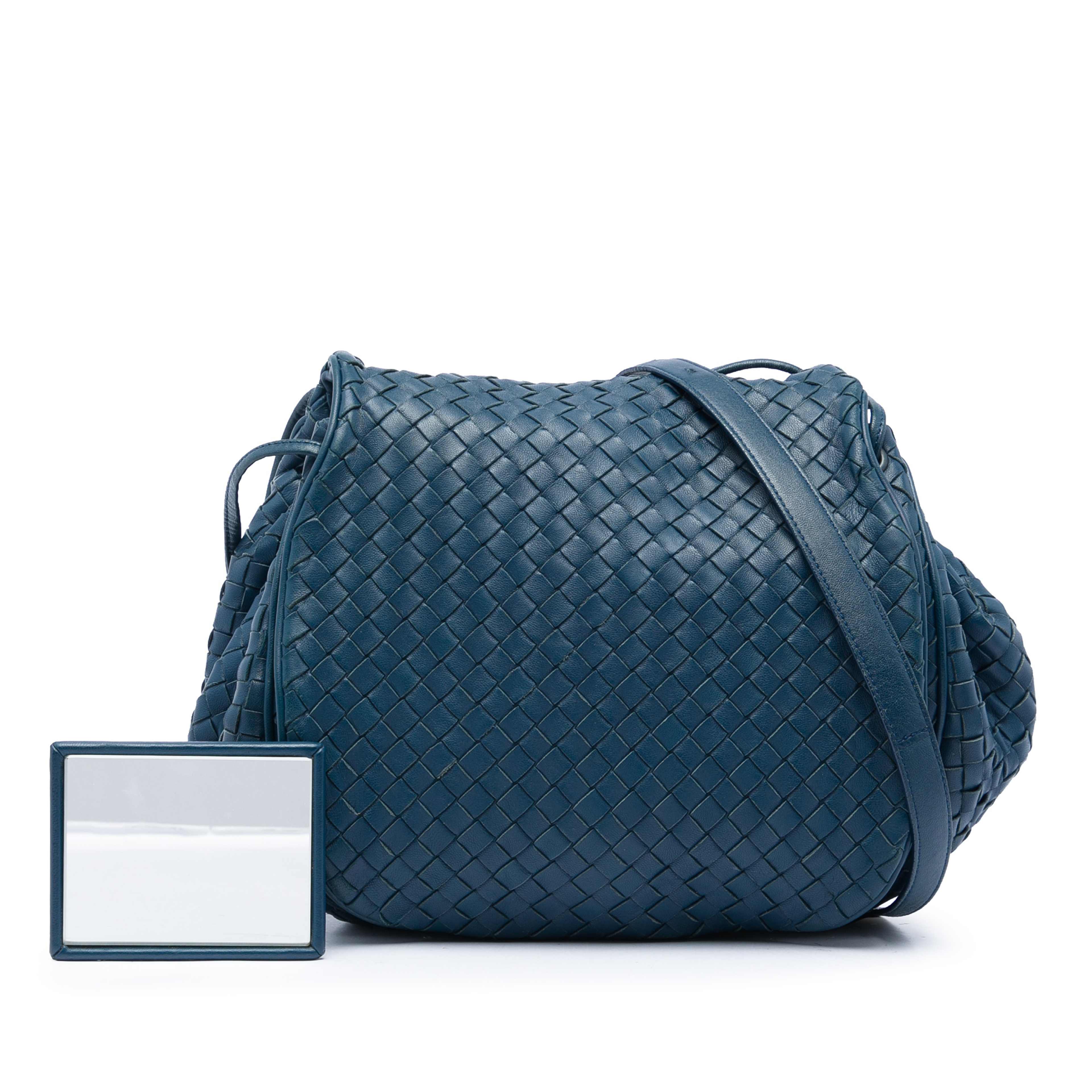 Bottega Veneta Nappa Intrecciato Flap Crossbody, från Luxclusif, i färgen blå. Klicka för att öppna bilden i stort format