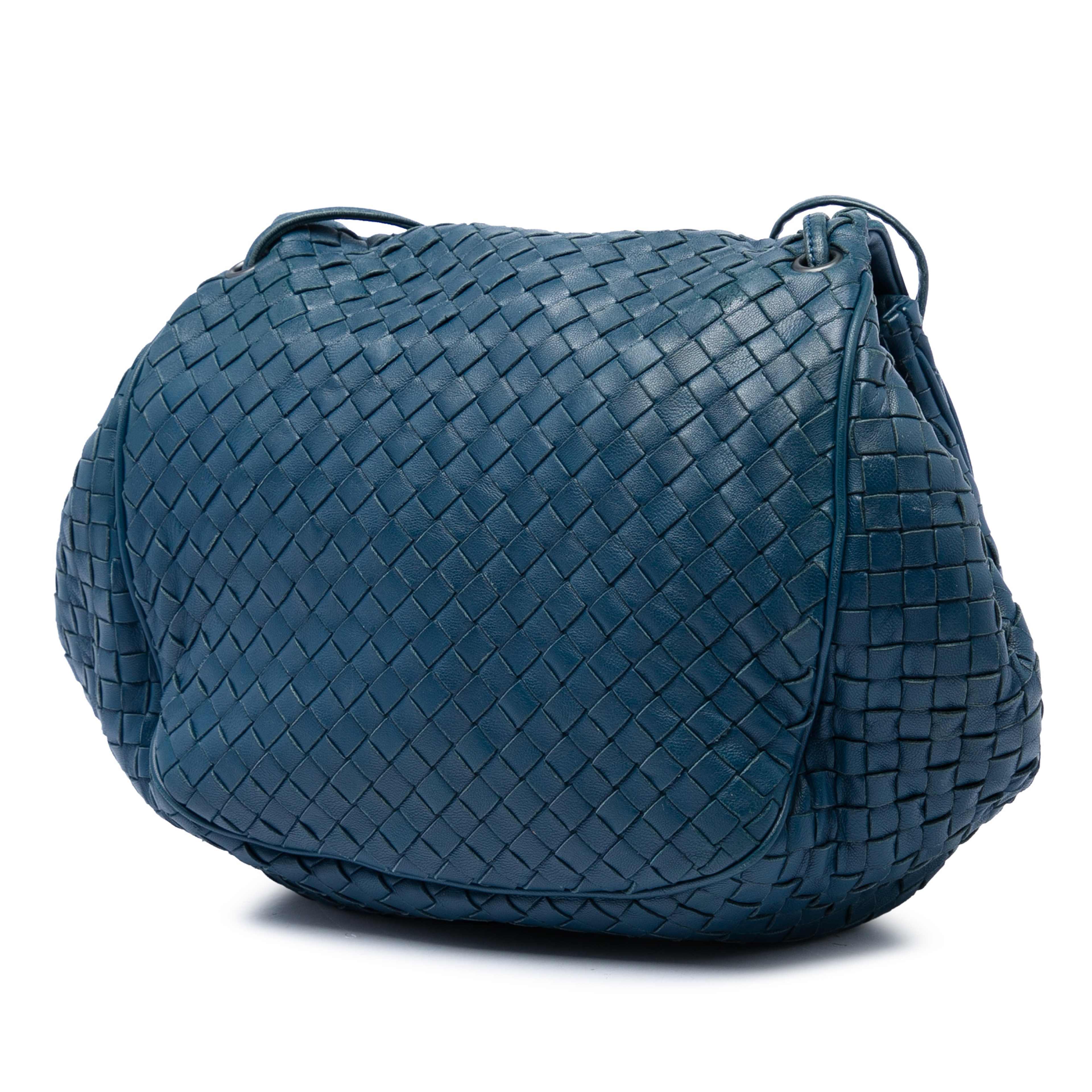Bottega Veneta Nappa Intrecciato Flap Crossbody, från Luxclusif, i färgen blå. Klicka för att öppna bilden i stort format