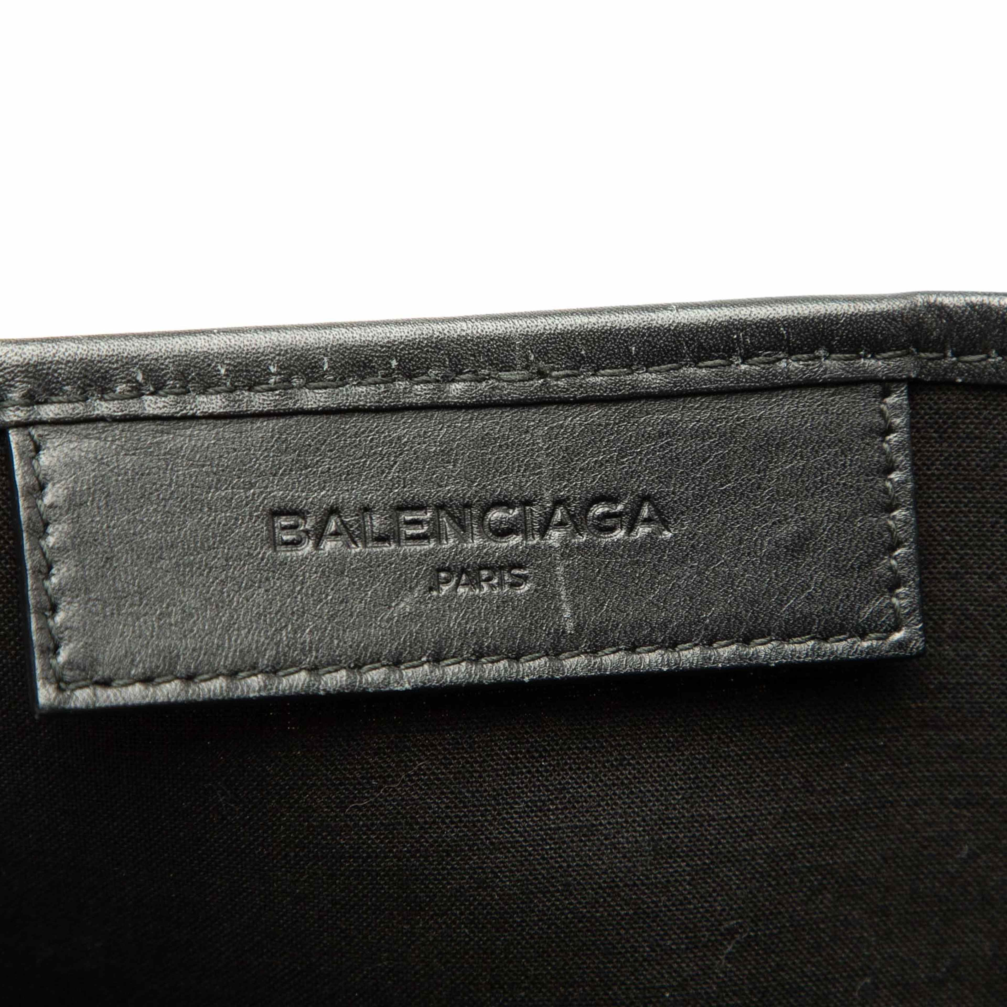 Balenciaga Canvas Navy Cabas Tote S, från Luxclusif, i färgen white. Klicka för att öppna bilden i stort format