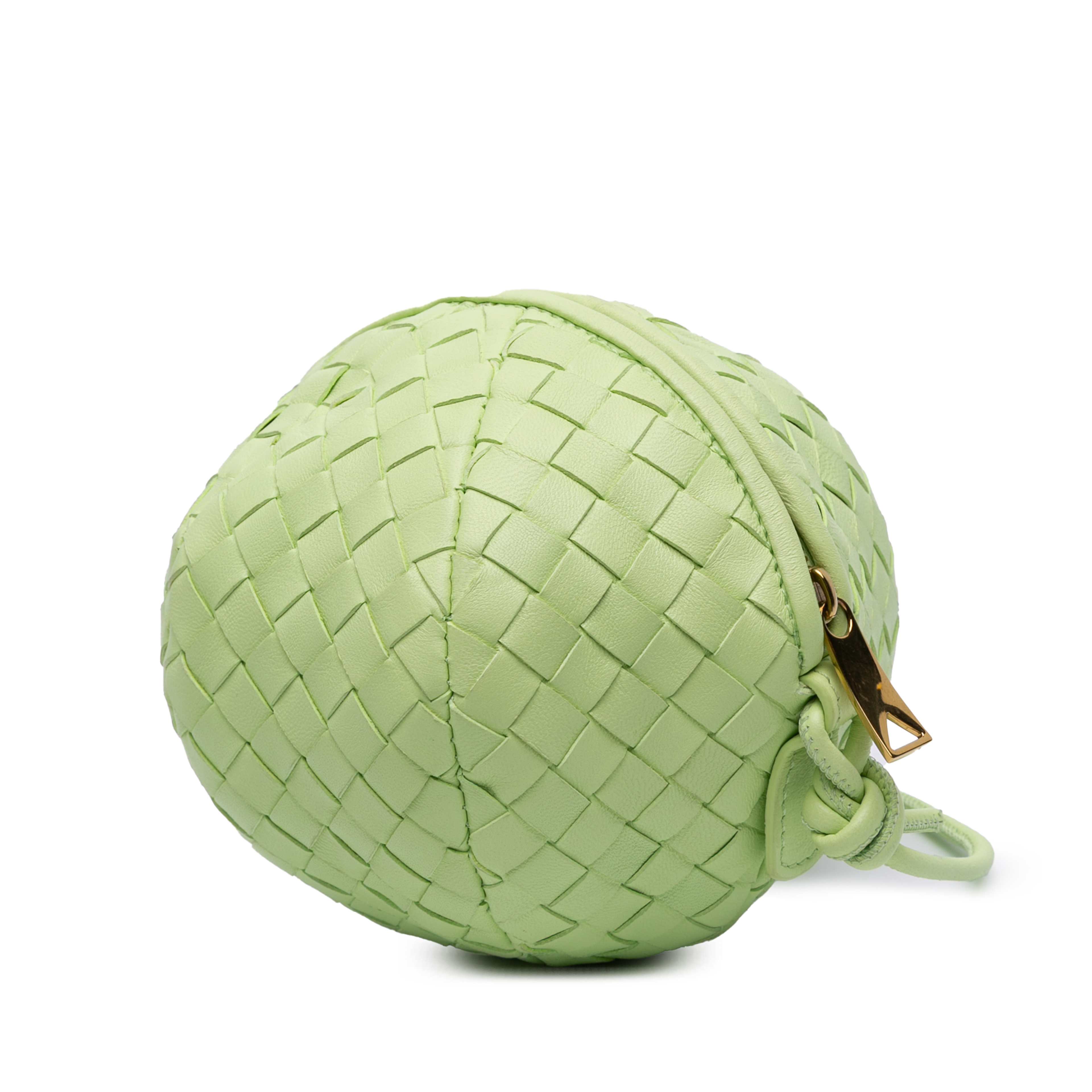 Bottega Veneta Mini Lambskin Intrecciato Mava Crossbody, från Luxclusif, i färgen grön. Klicka för att öppna bilden i stort format
