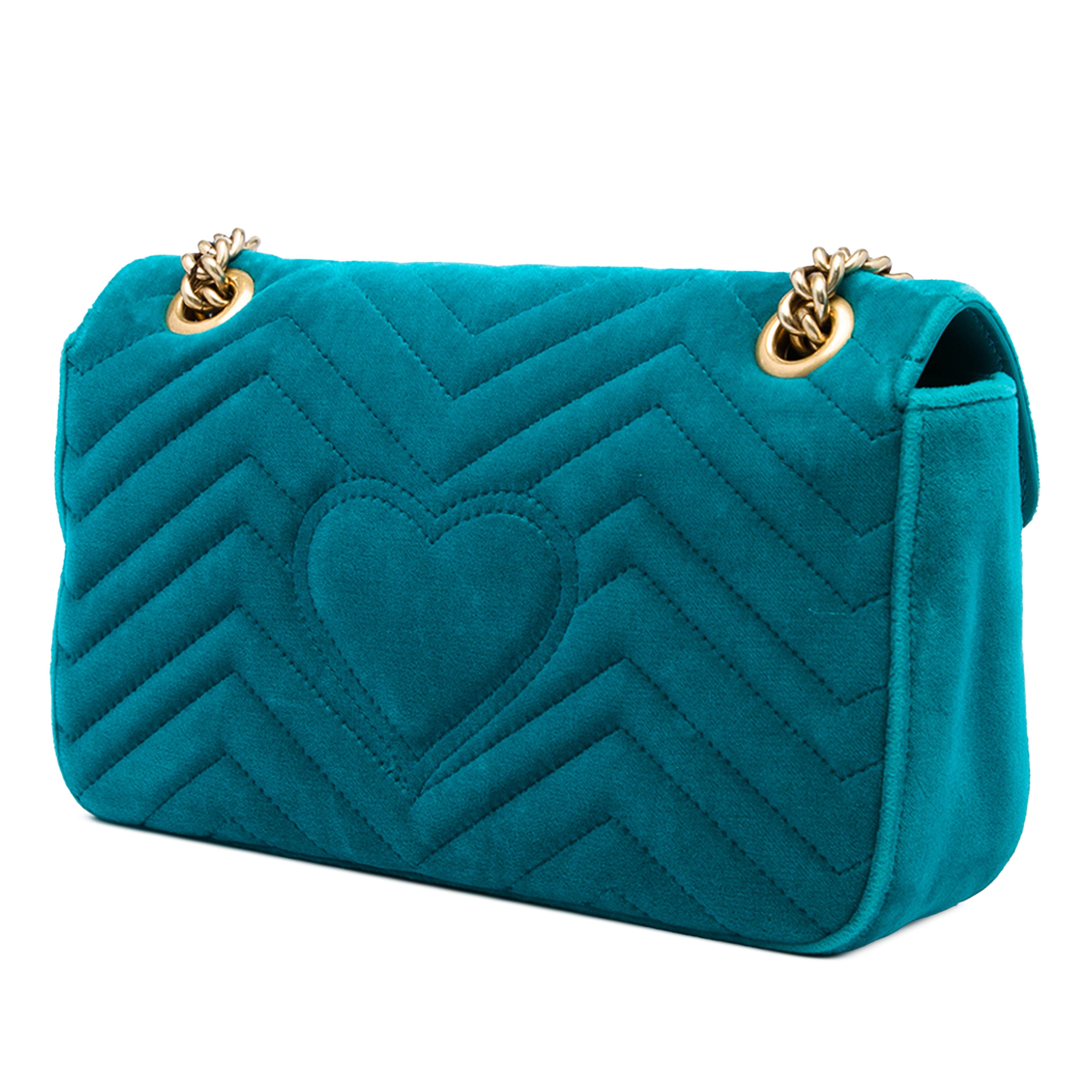 Gucci Medium Gg Marmont Matelasse Velvet Shoulder Bag, från Luxclusif, i färgen blå. Klicka för att öppna bilden i stort format