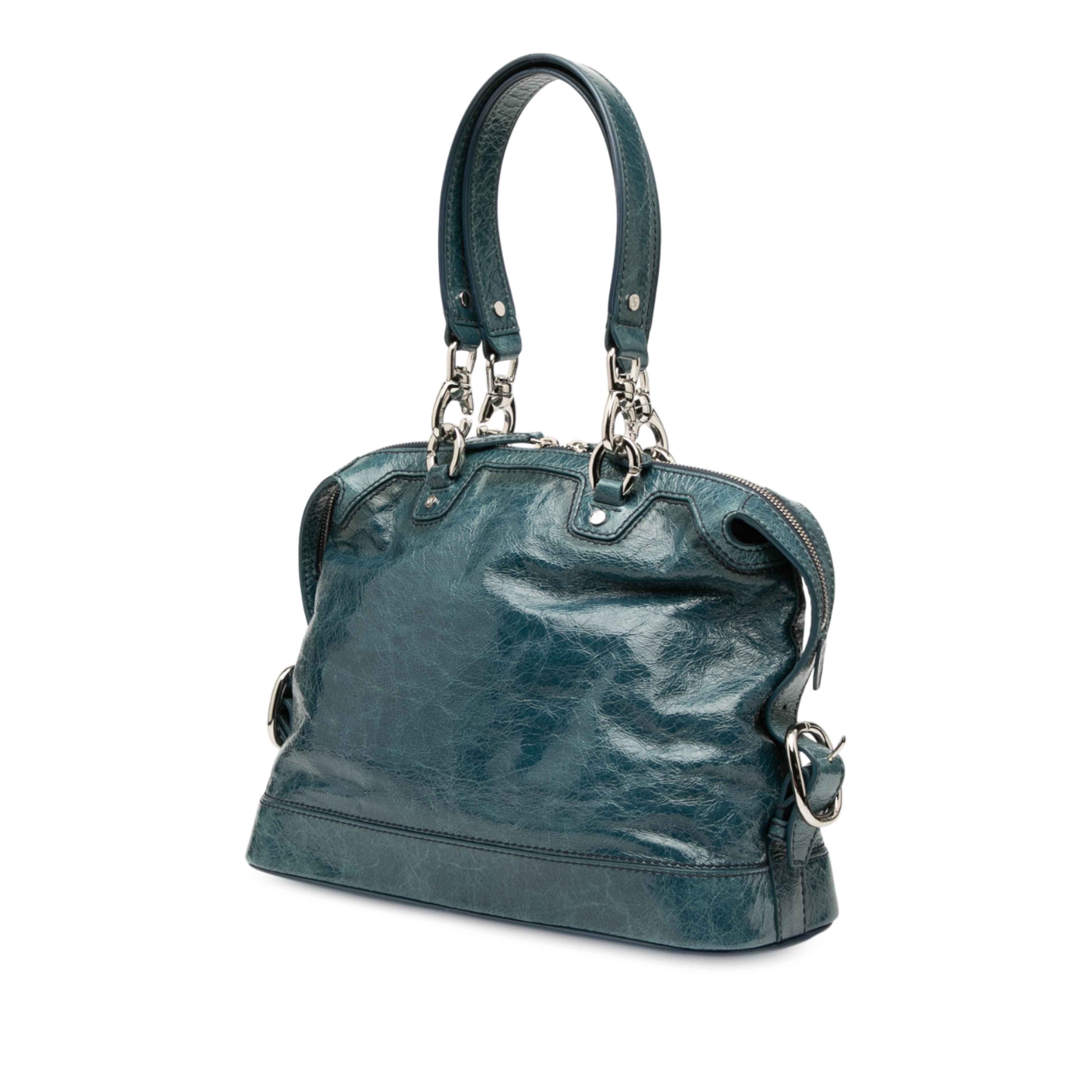 Celine Crinkled Patent Macadam Shoulder Bag, från Luxclusif, i färgen blå. Klicka för att öppna bilden i stort format