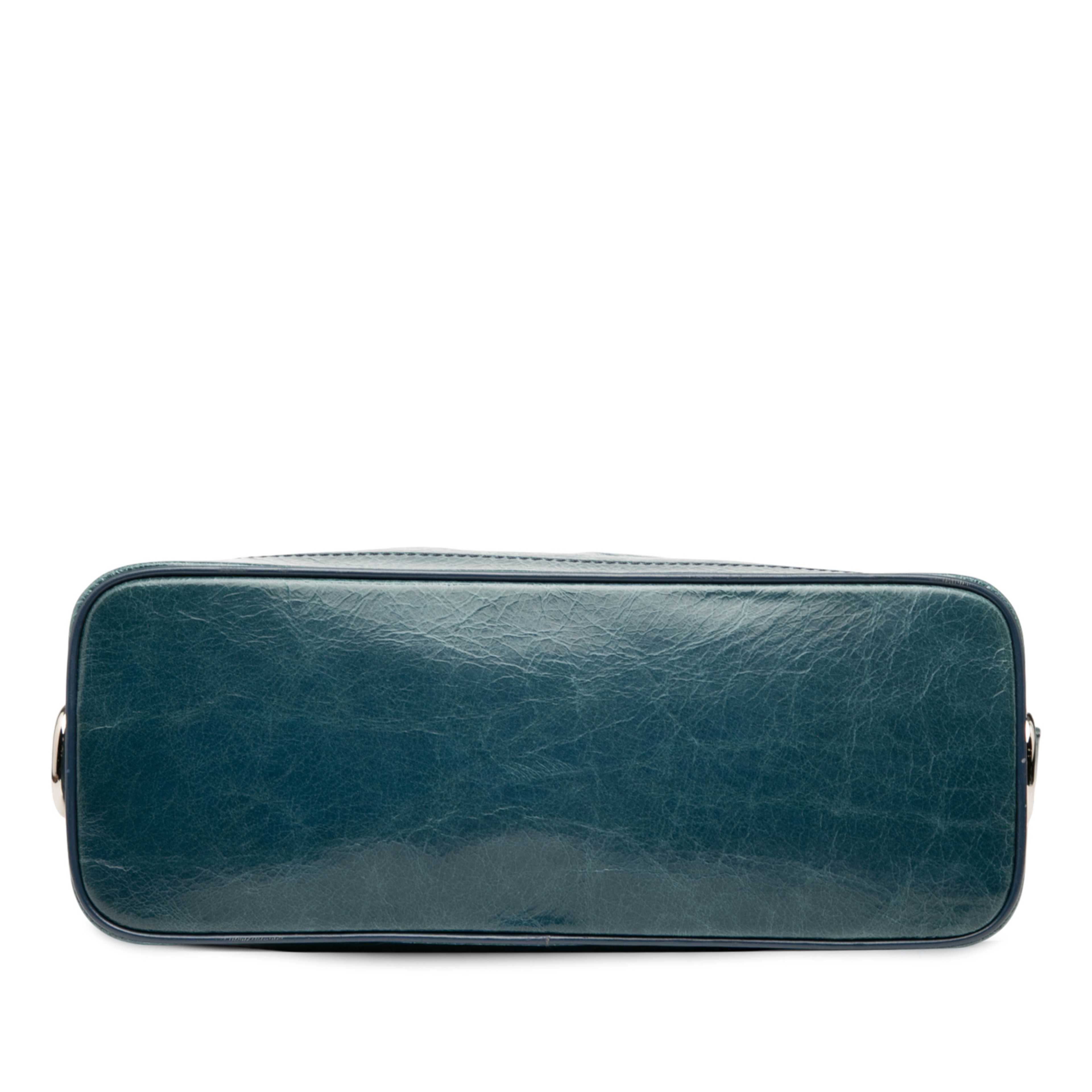 Celine Crinkled Patent Macadam Shoulder Bag, från Luxclusif, i färgen blue. Klicka för att öppna bilden i stort format