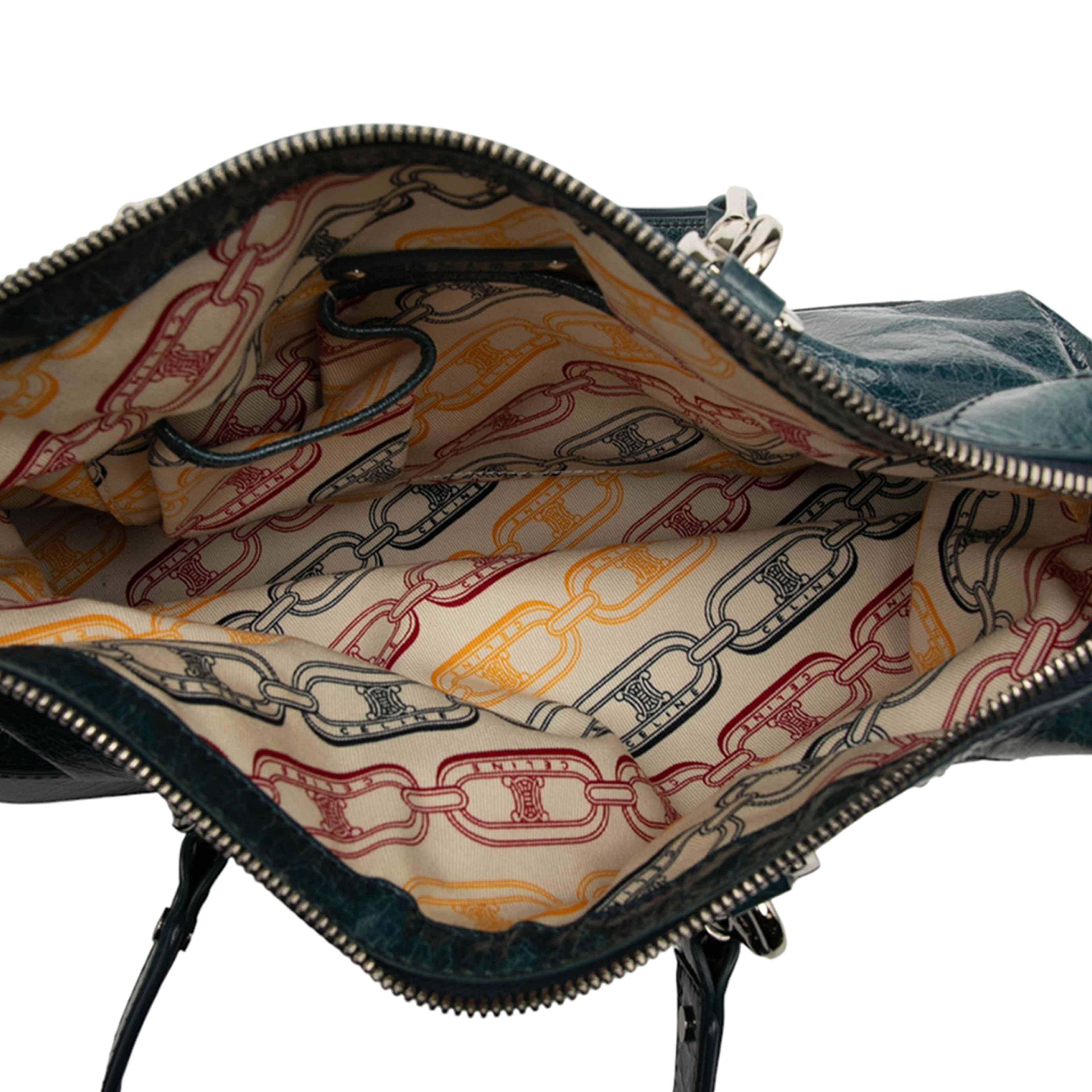 Celine Crinkled Patent Macadam Shoulder Bag, från Luxclusif, i färgen blue. Klicka för att öppna bilden i stort format