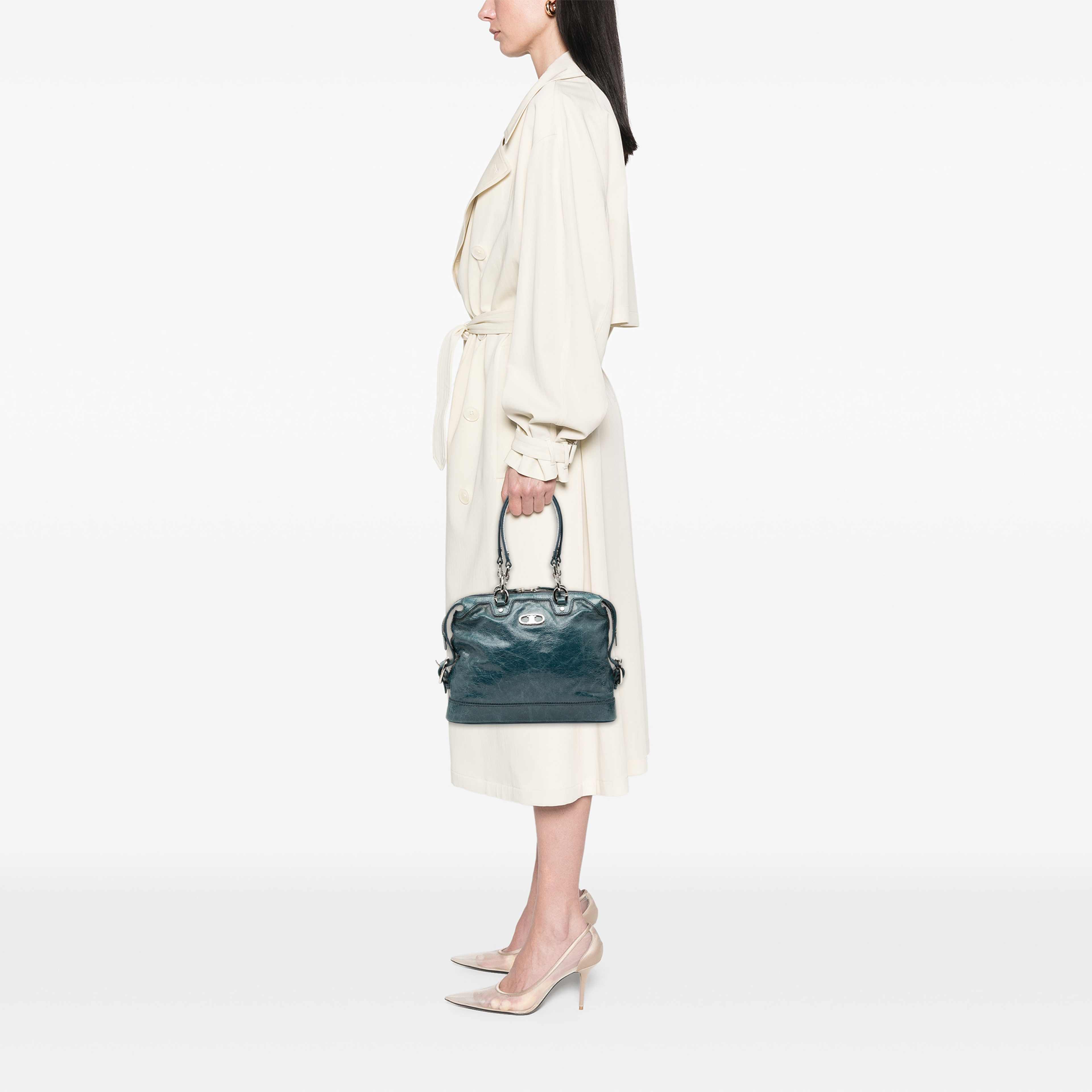 Celine Crinkled Patent Macadam Shoulder Bag, från Luxclusif, i färgen blå. Klicka för att öppna bilden i stort format