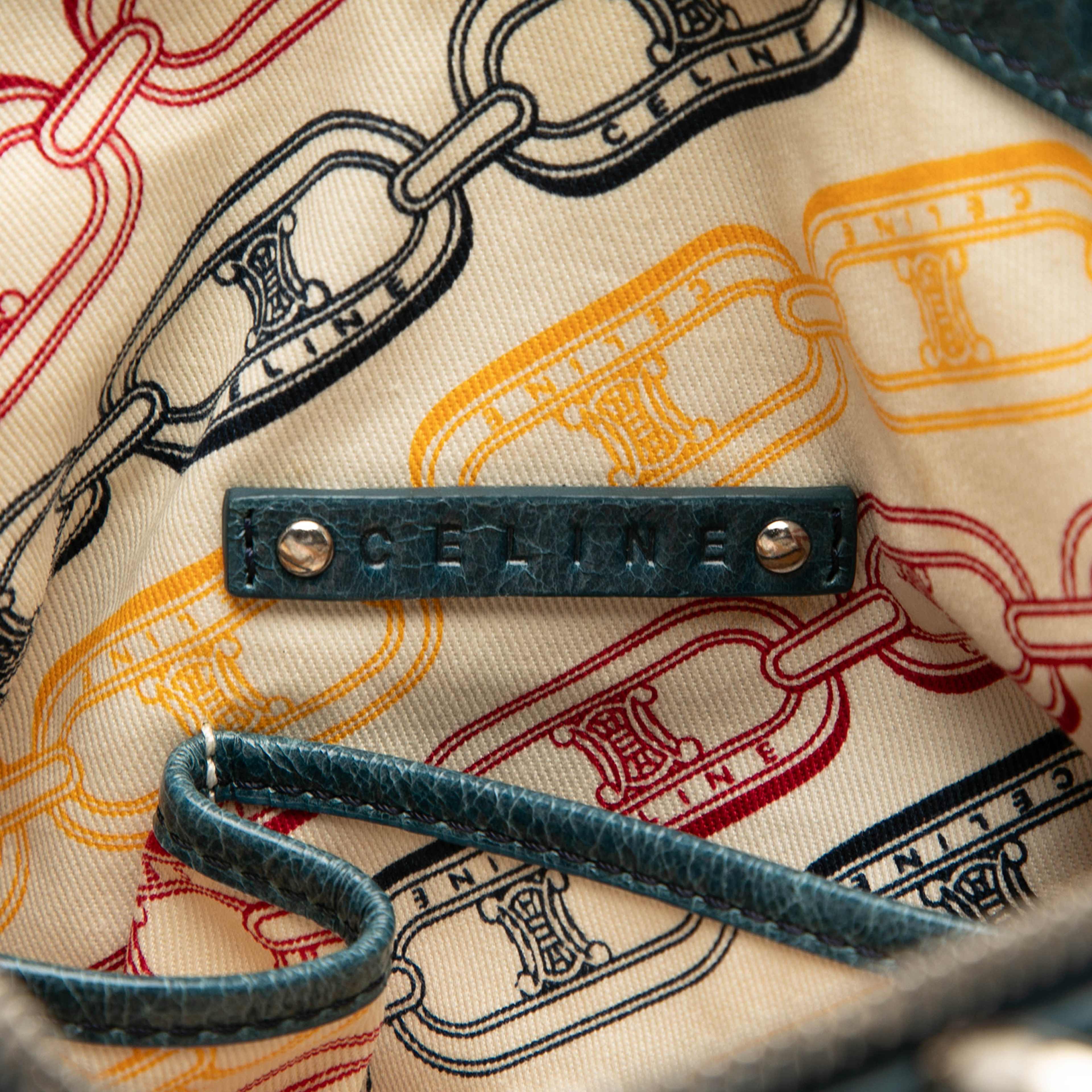 Celine Crinkled Patent Macadam Shoulder Bag, från Luxclusif, i färgen blue. Klicka för att öppna bilden i stort format