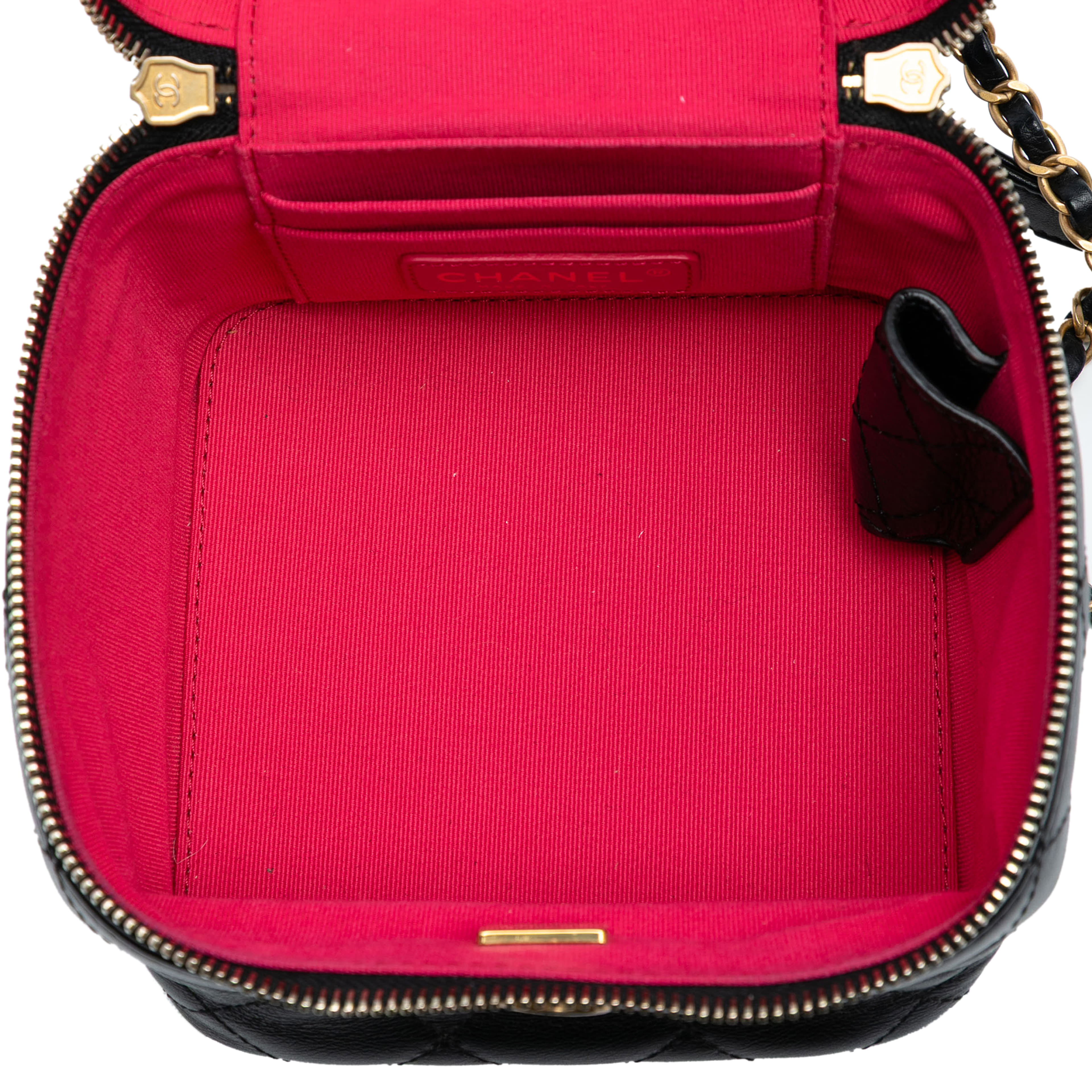 Chanel Cc Quilted Calfskin Vanity Case With Chain, från Luxclusif, i färgen black. Klicka för att öppna bilden i stort format