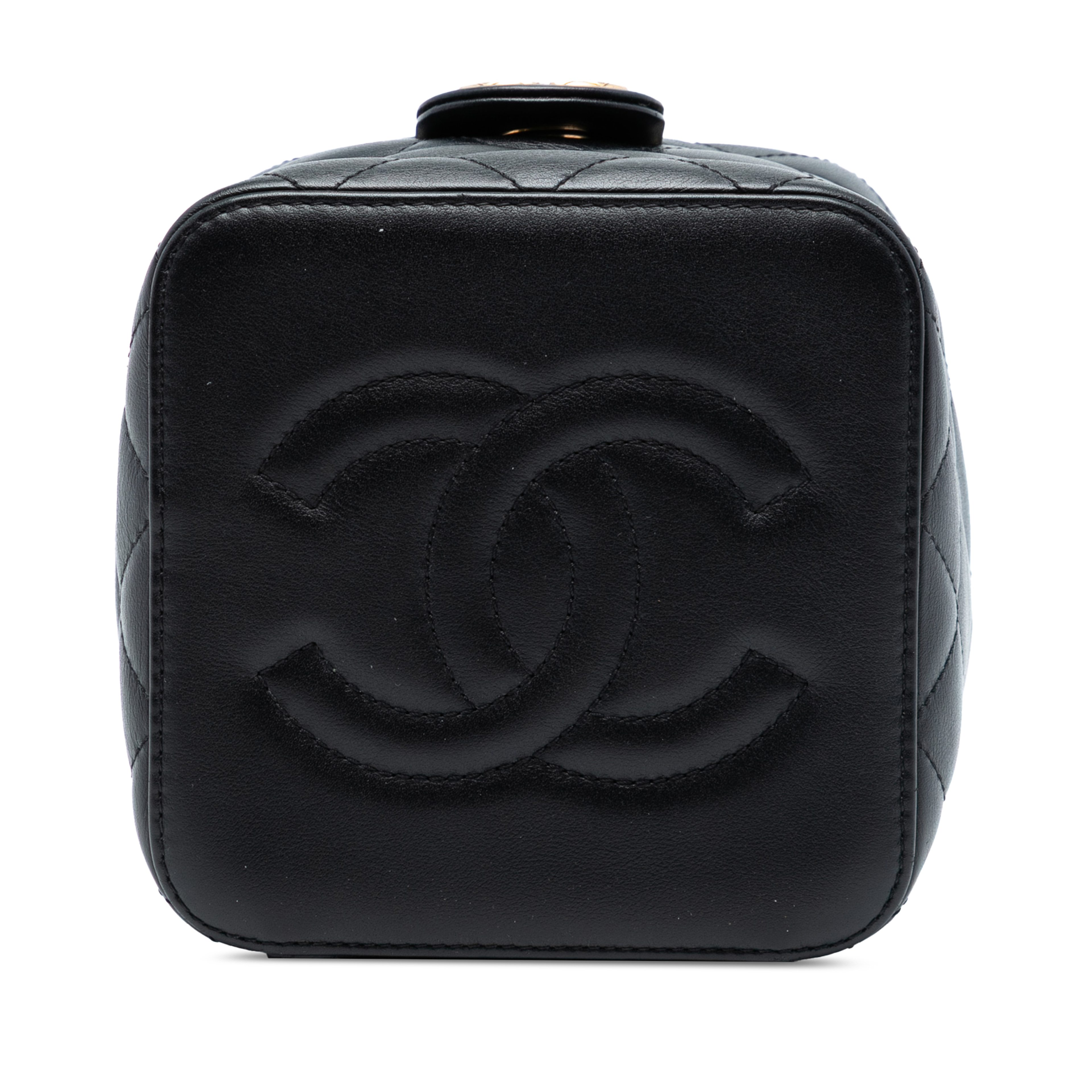 Chanel Cc Quilted Calfskin Vanity Case With Chain, från Luxclusif, i färgen black. Klicka för att öppna bilden i stort format