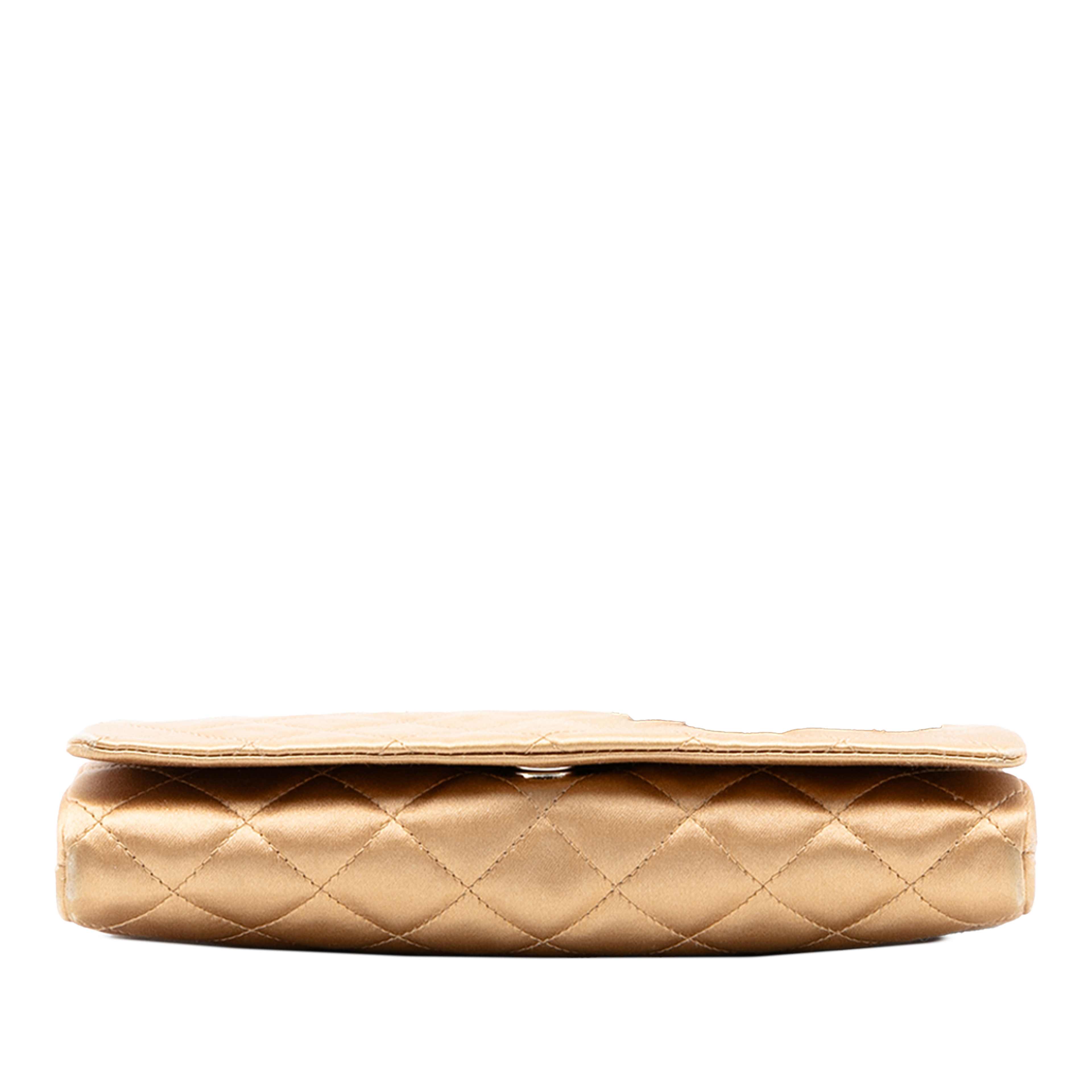 Chanel Quilted Satin Crystal Chain Clutch, från Luxclusif, i färgen guld. Klicka för att öppna bilden i stort format