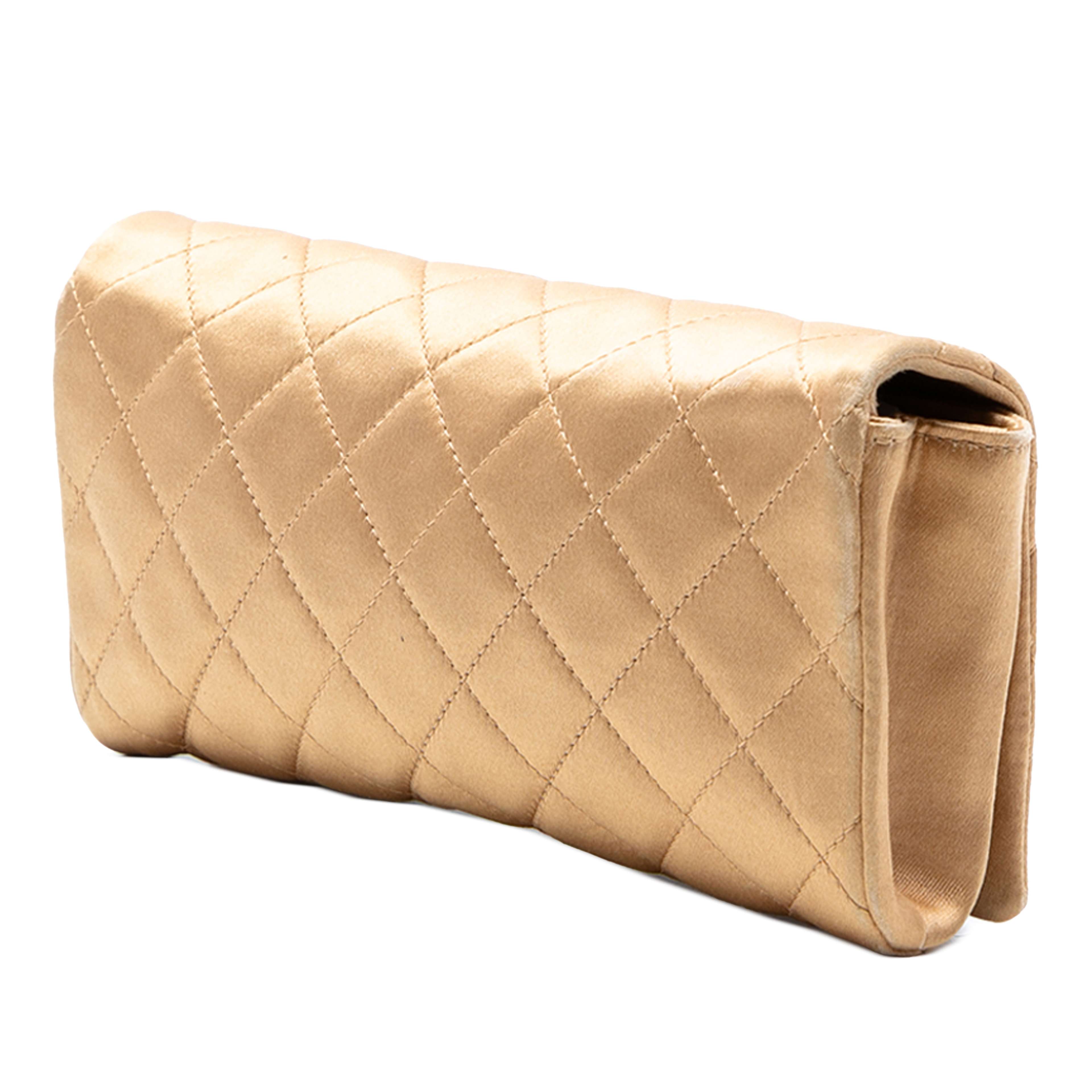 Chanel Quilted Satin Crystal Chain Clutch, från Luxclusif, i färgen guld. Klicka för att öppna bilden i stort format