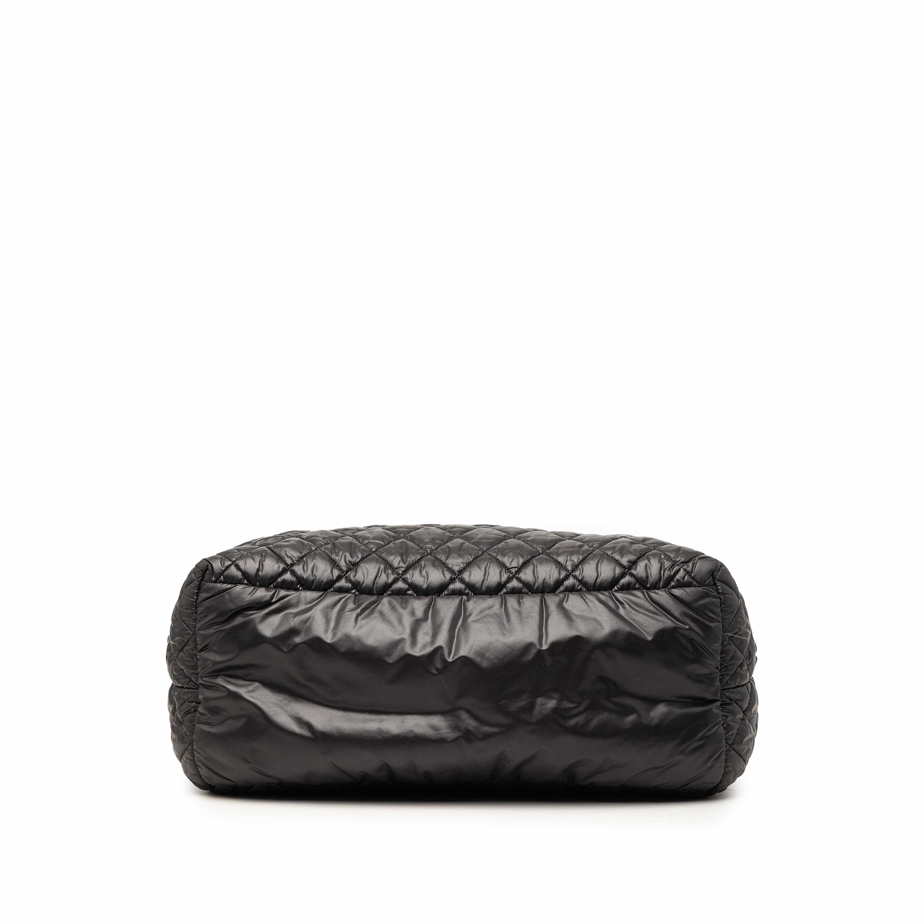 Chanel Large Quilted Nylon Reversible Coco Cocoon Tote, från Luxclusif, i färgen svart. Klicka för att öppna bilden i stort format