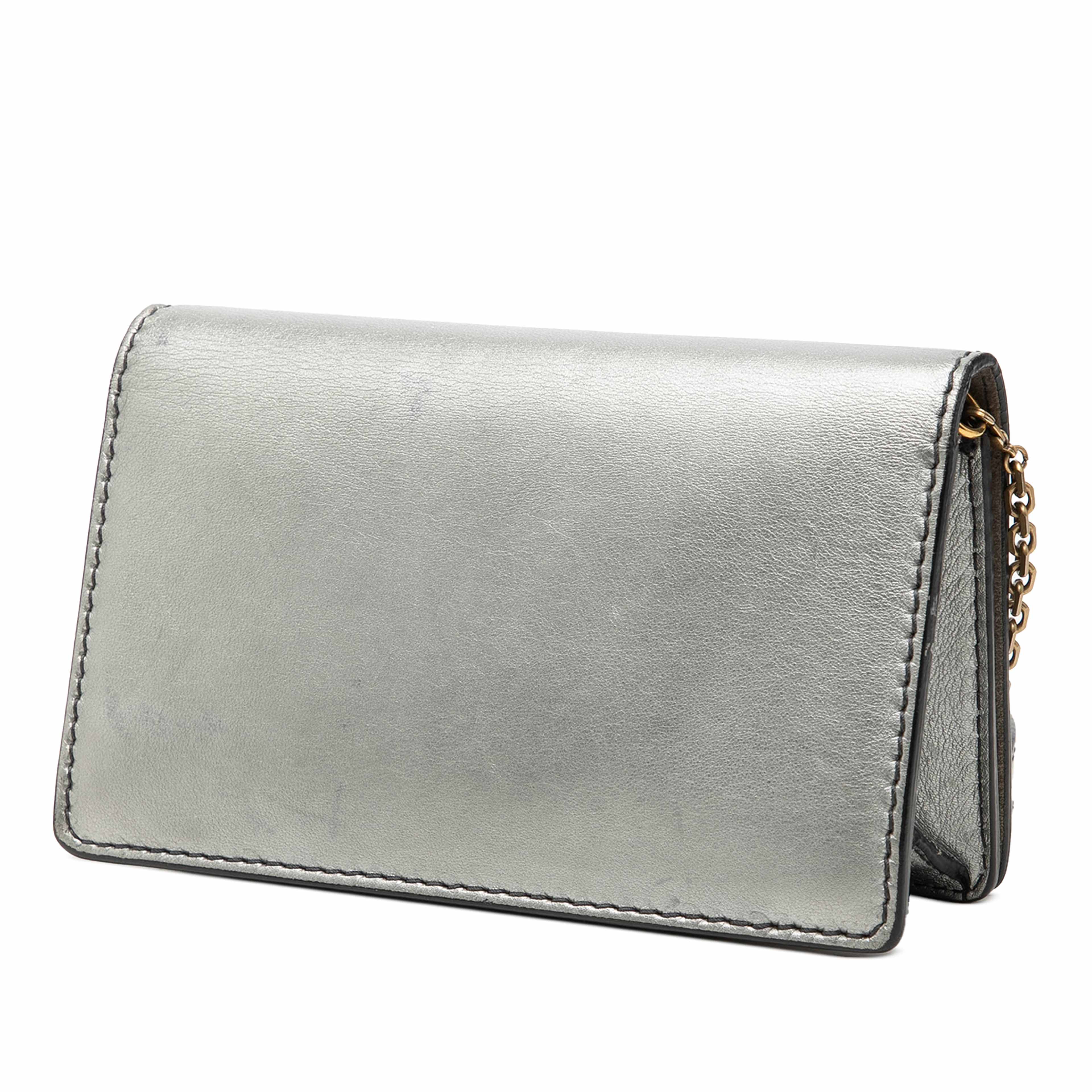 Dior Metallic Calfskin Jadior Clutch With Chain, från Luxclusif, i färgen silver. Klicka för att öppna bilden i stort format