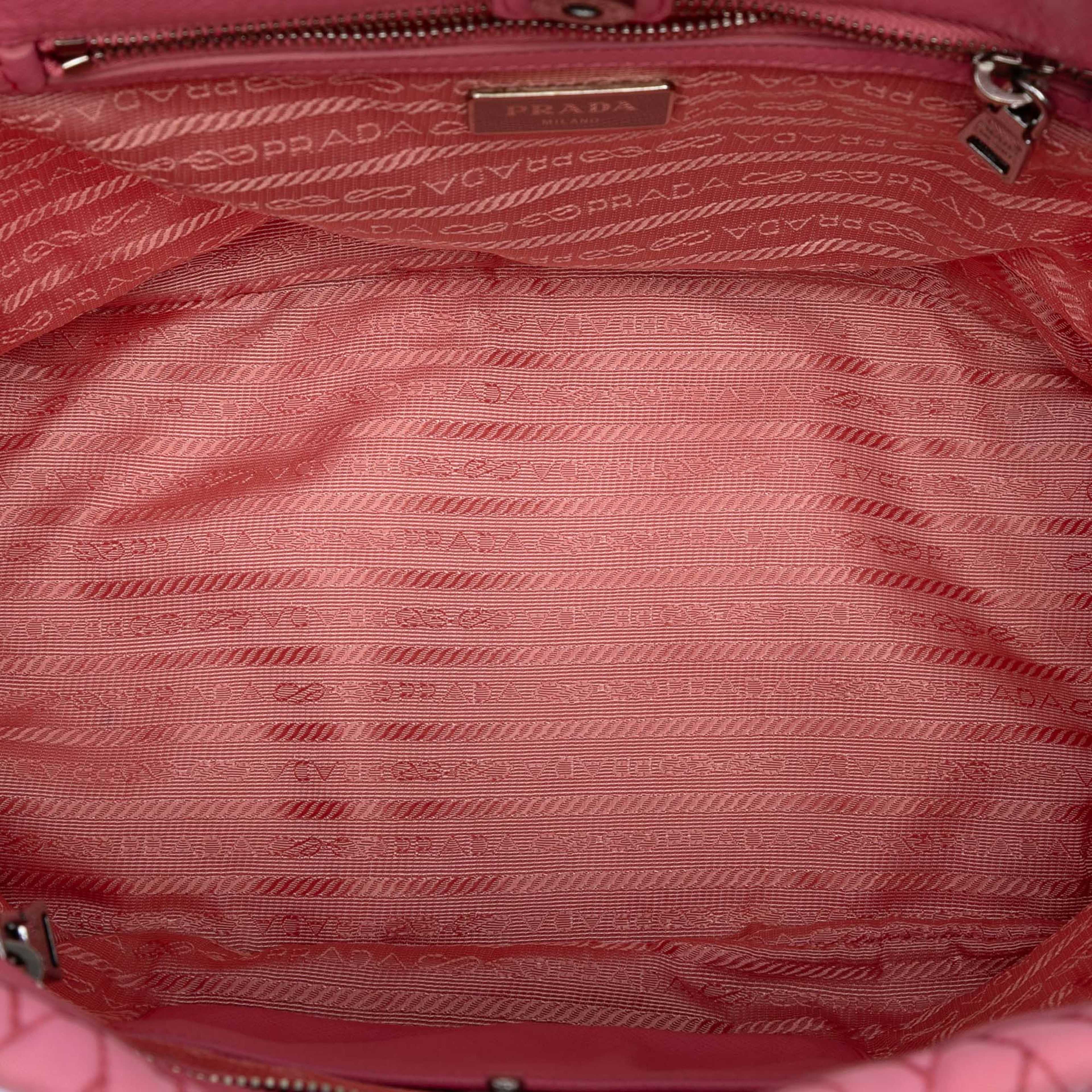 Prada Impuntu Tessuto Chain Tote, från Luxclusif, i färgen pink. Klicka för att öppna bilden i stort format