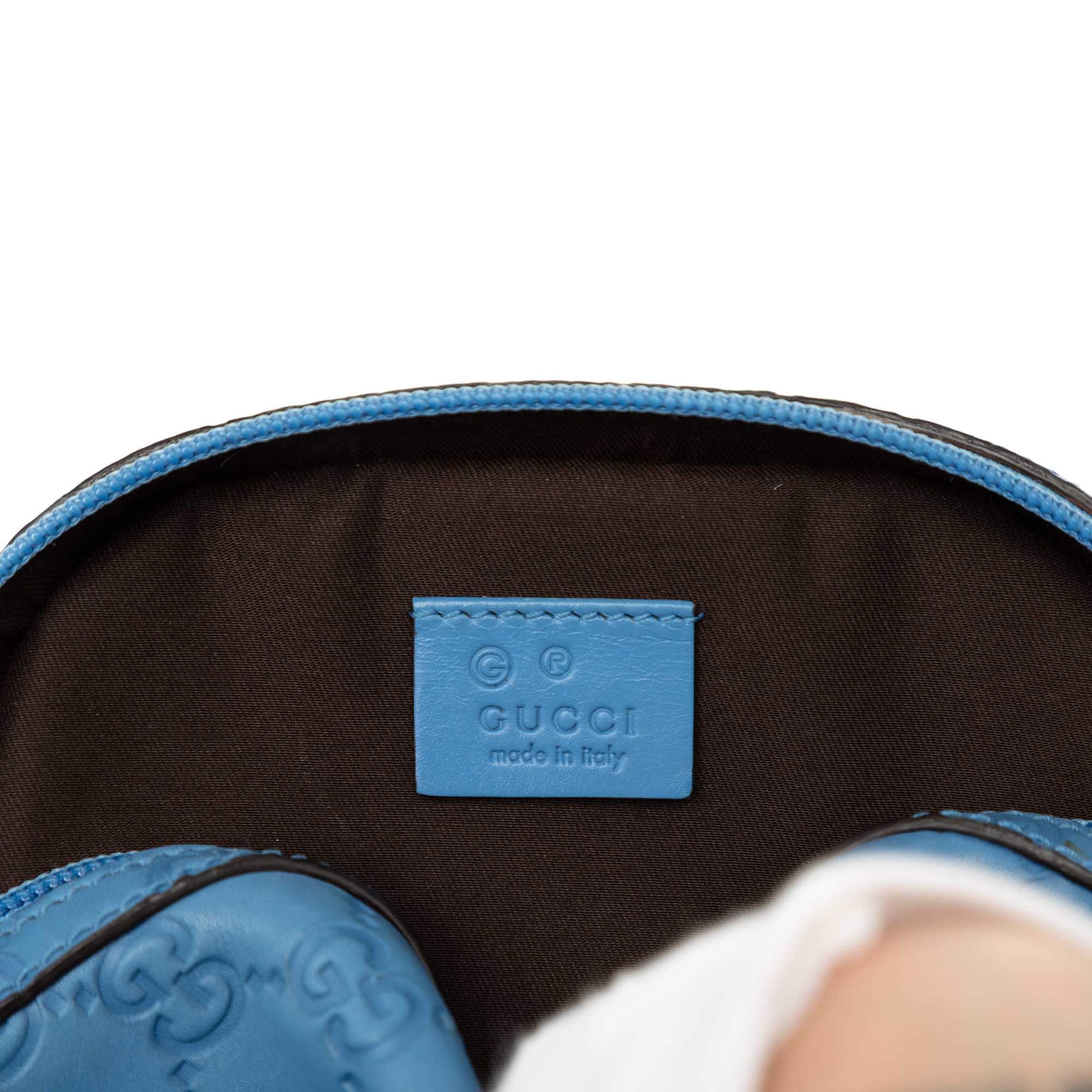 Gucci Guccissima Pouch, från Luxclusif, i färgen blå. Klicka för att öppna bilden i stort format