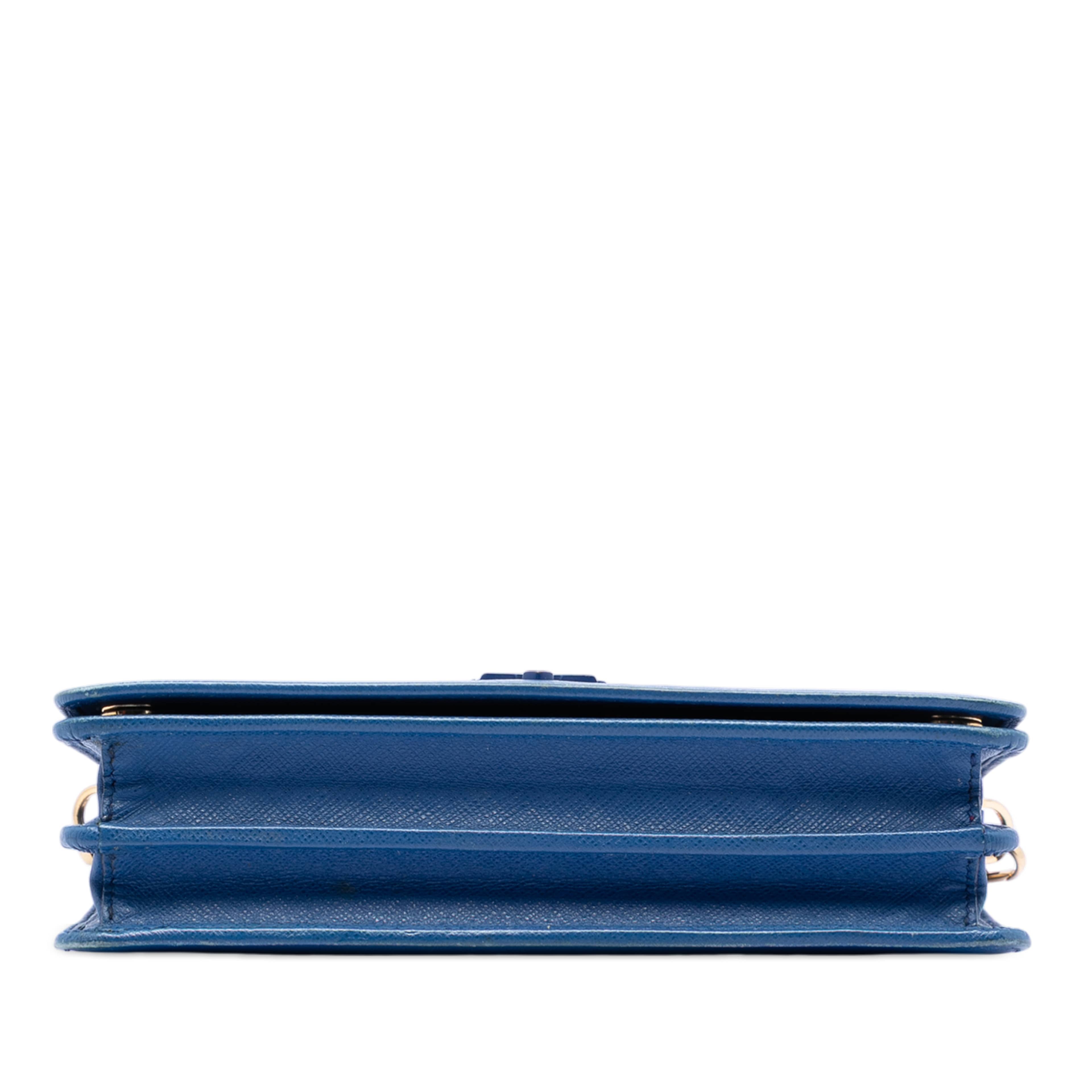 Prada Saffiano Lux Chain Crossbody, från Luxclusif, i färgen blue. Klicka för att öppna bilden i stort format