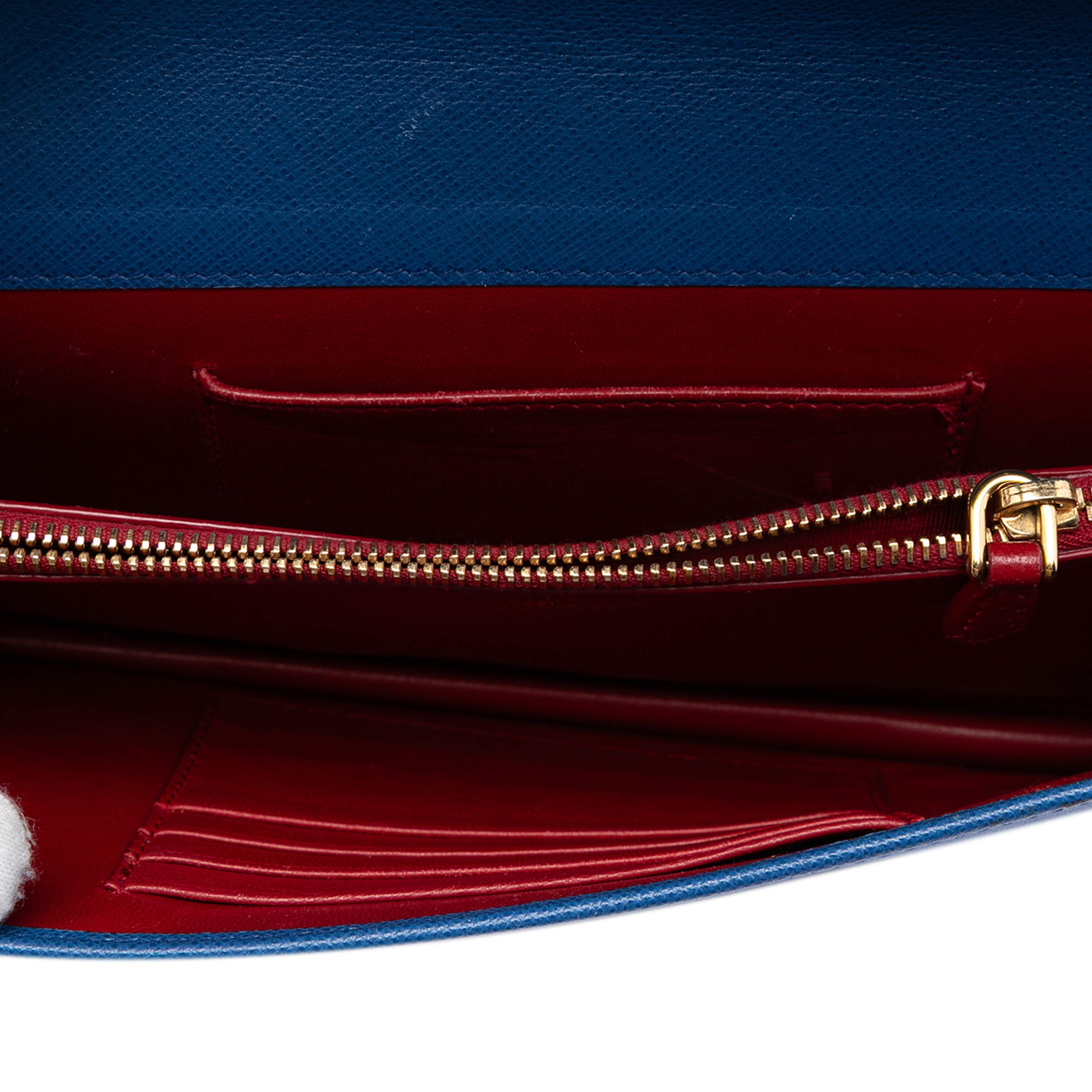 Prada Saffiano Lux Chain Crossbody, från Luxclusif, i färgen blue. Klicka för att öppna bilden i stort format