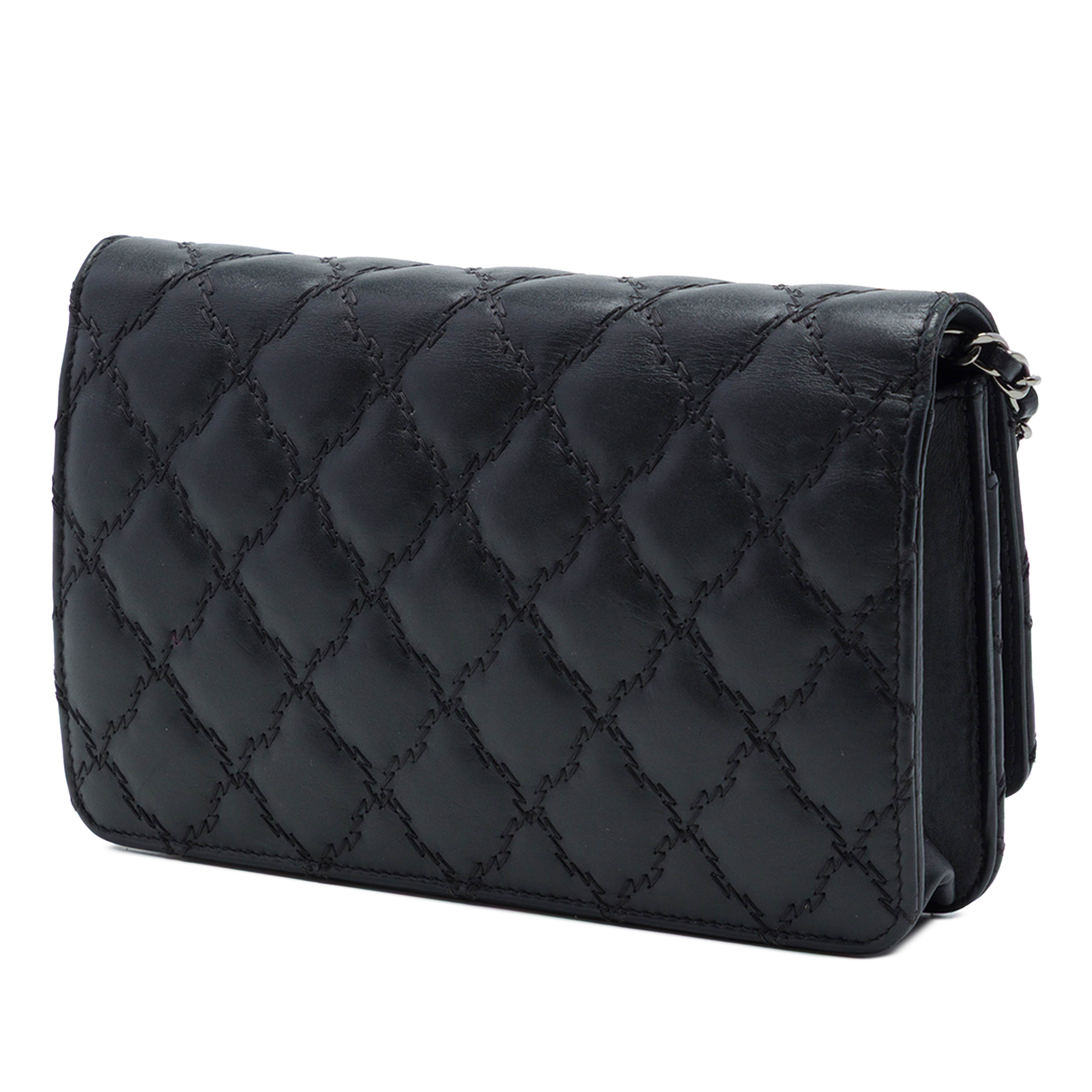 Chanel Cc Quilted Calfskin Double Stitch Hamptons Wallet On Chain, från Luxclusif, i färgen black. Klicka för att öppna bilden i stort format