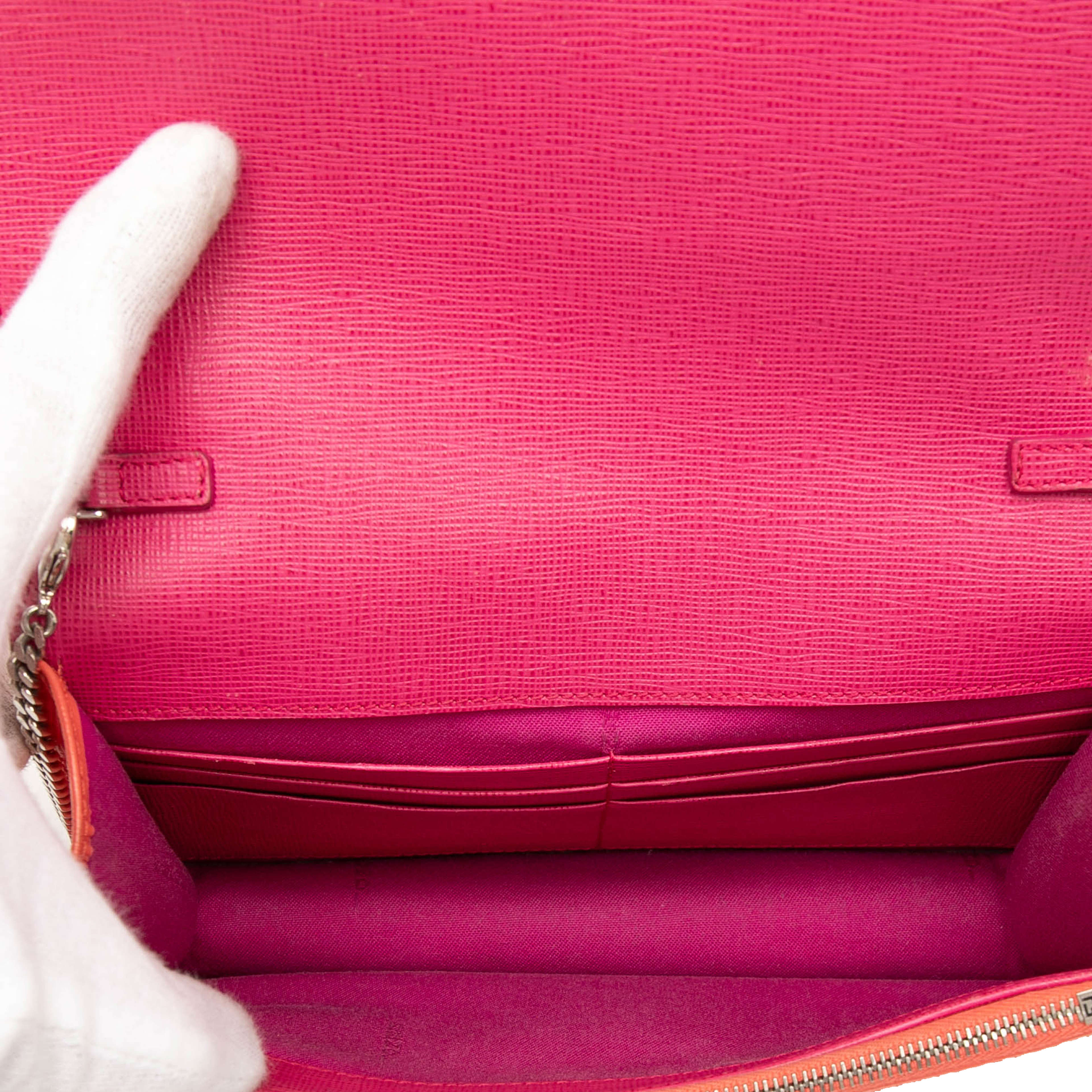 Fendi Vitello Elite Crystal Eye Monster Continental Wallet On Chain, från Luxclusif, i färgen orange. Klicka för att öppna bilden i stort format