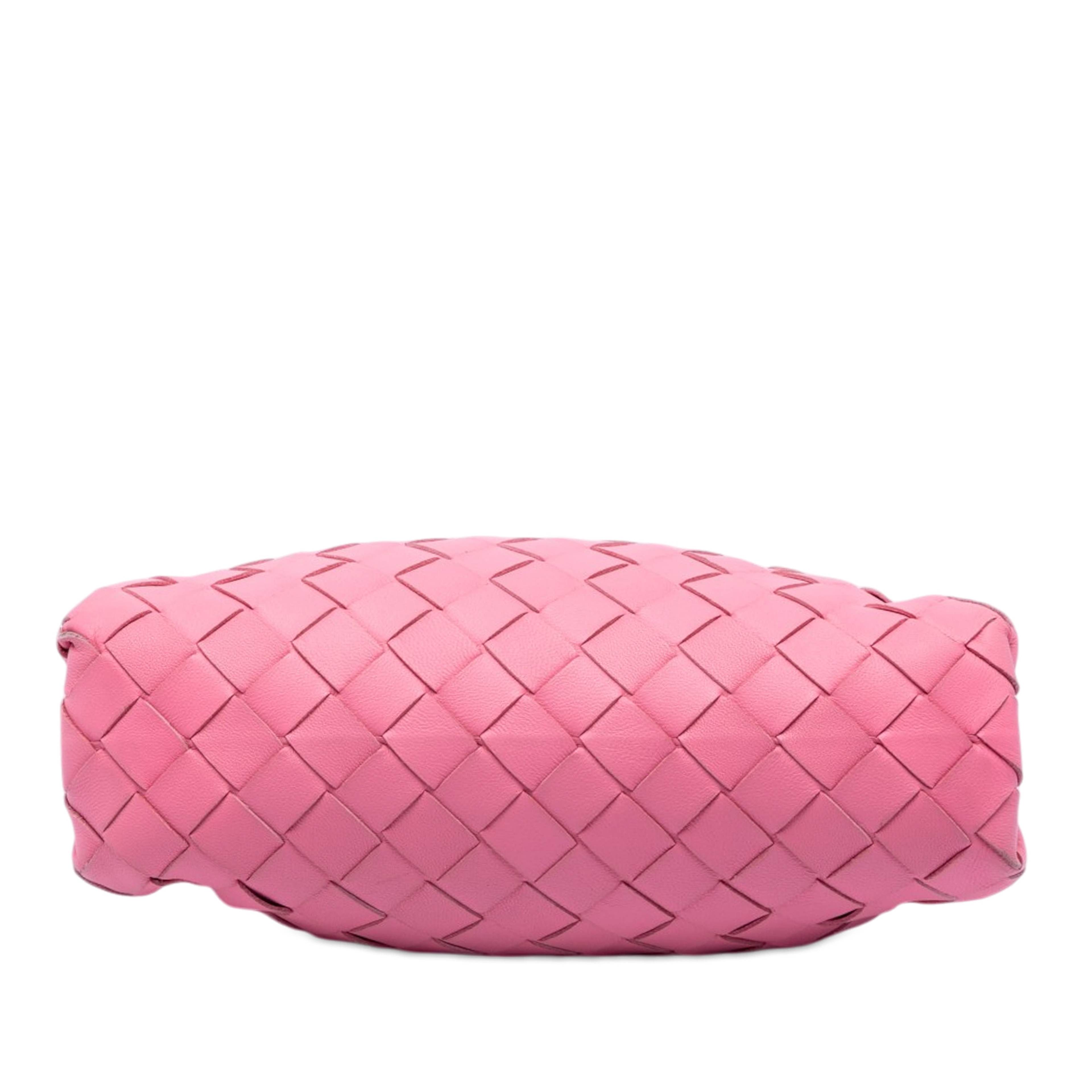 Bottega Veneta Nappa Intrecciato The Mini Pouch Crossbody, från Luxclusif, i färgen rosa. Klicka för att öppna bilden i stort format