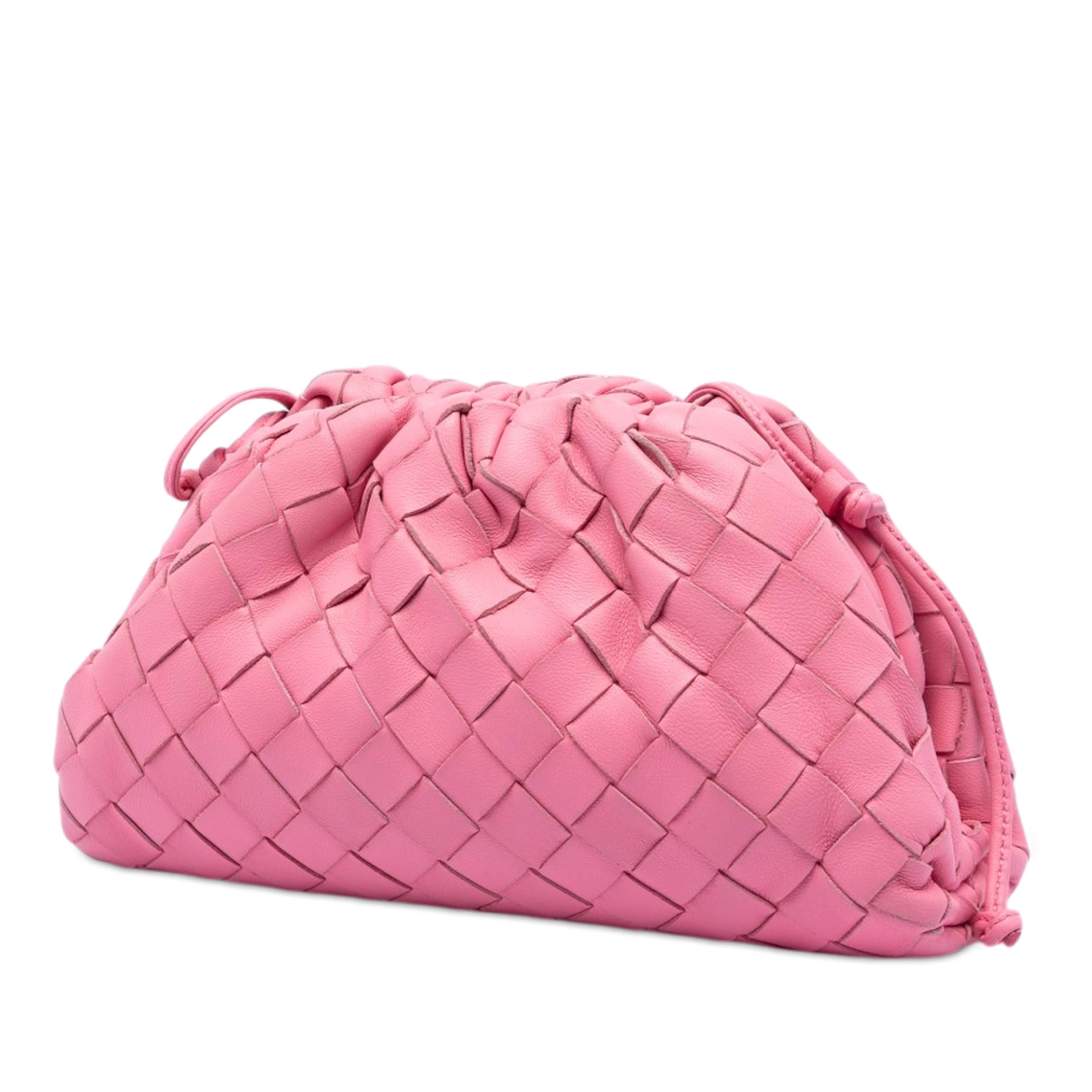 Bottega Veneta Nappa Intrecciato The Mini Pouch Crossbody, från Luxclusif, i färgen pink. Klicka för att öppna bilden i stort format