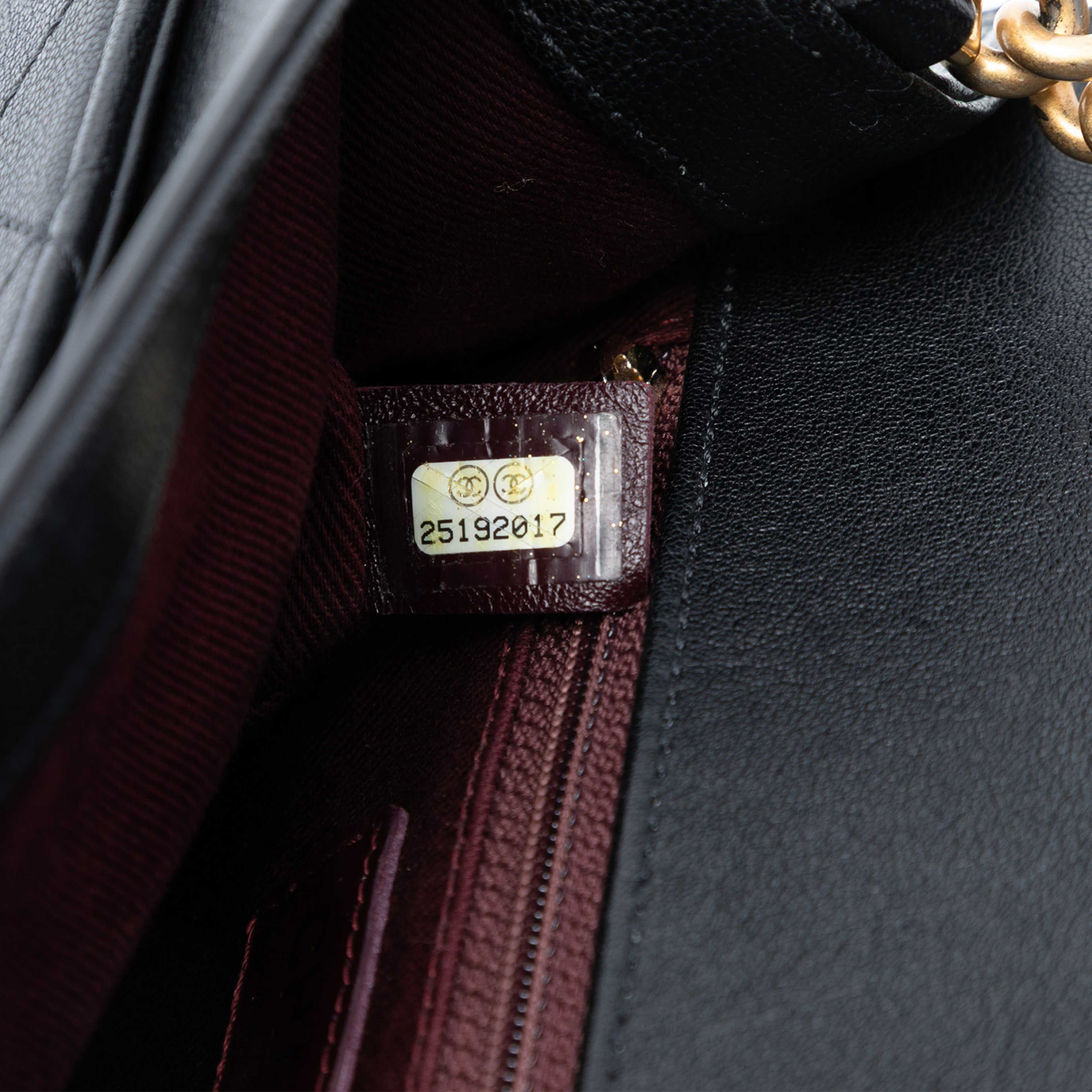 Chanel Quilted Calfskin Front Chain Flap, från Luxclusif, i färgen black. Klicka för att öppna bilden i stort format