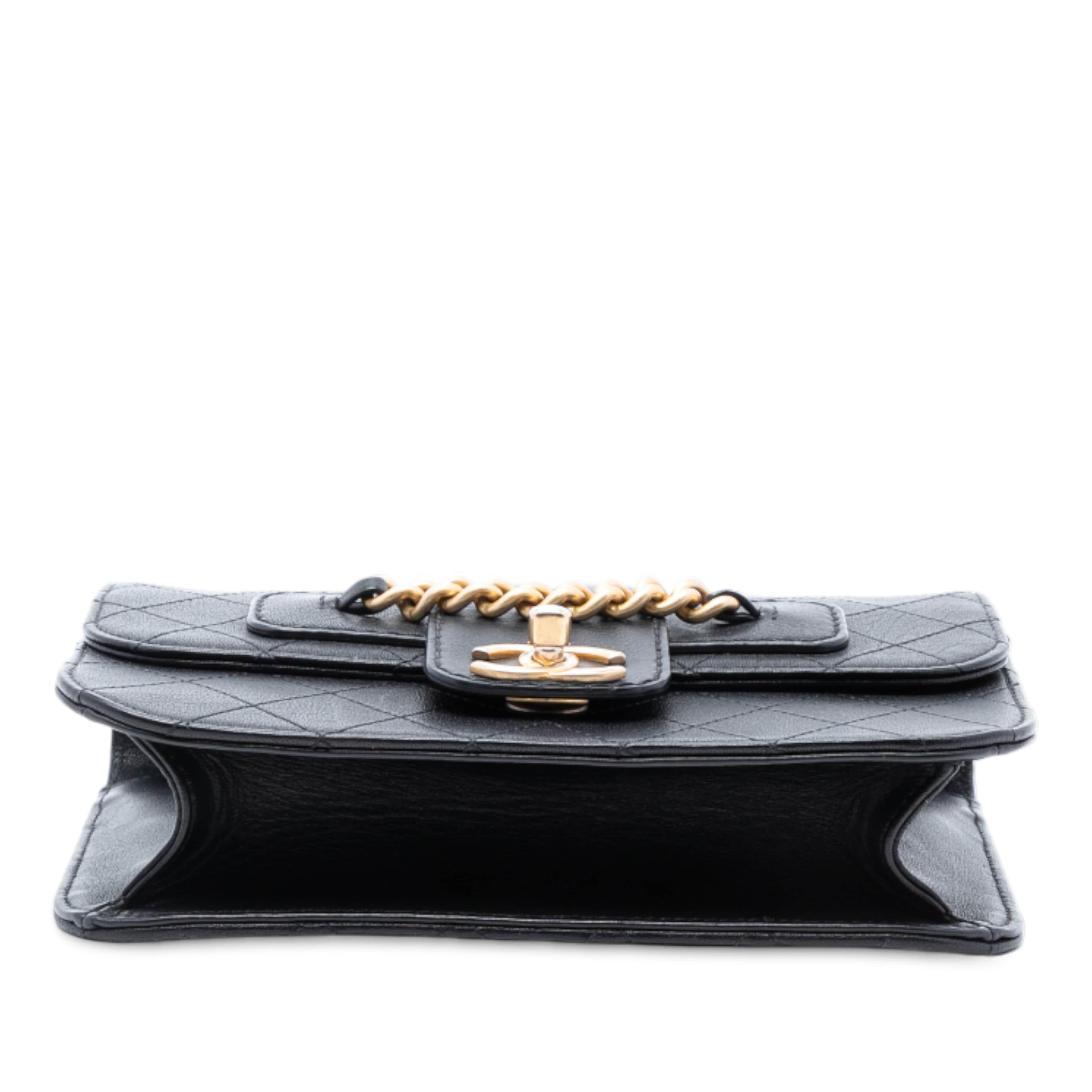 Chanel Quilted Calfskin Front Chain Flap, från Luxclusif, i färgen black. Klicka för att öppna bilden i stort format