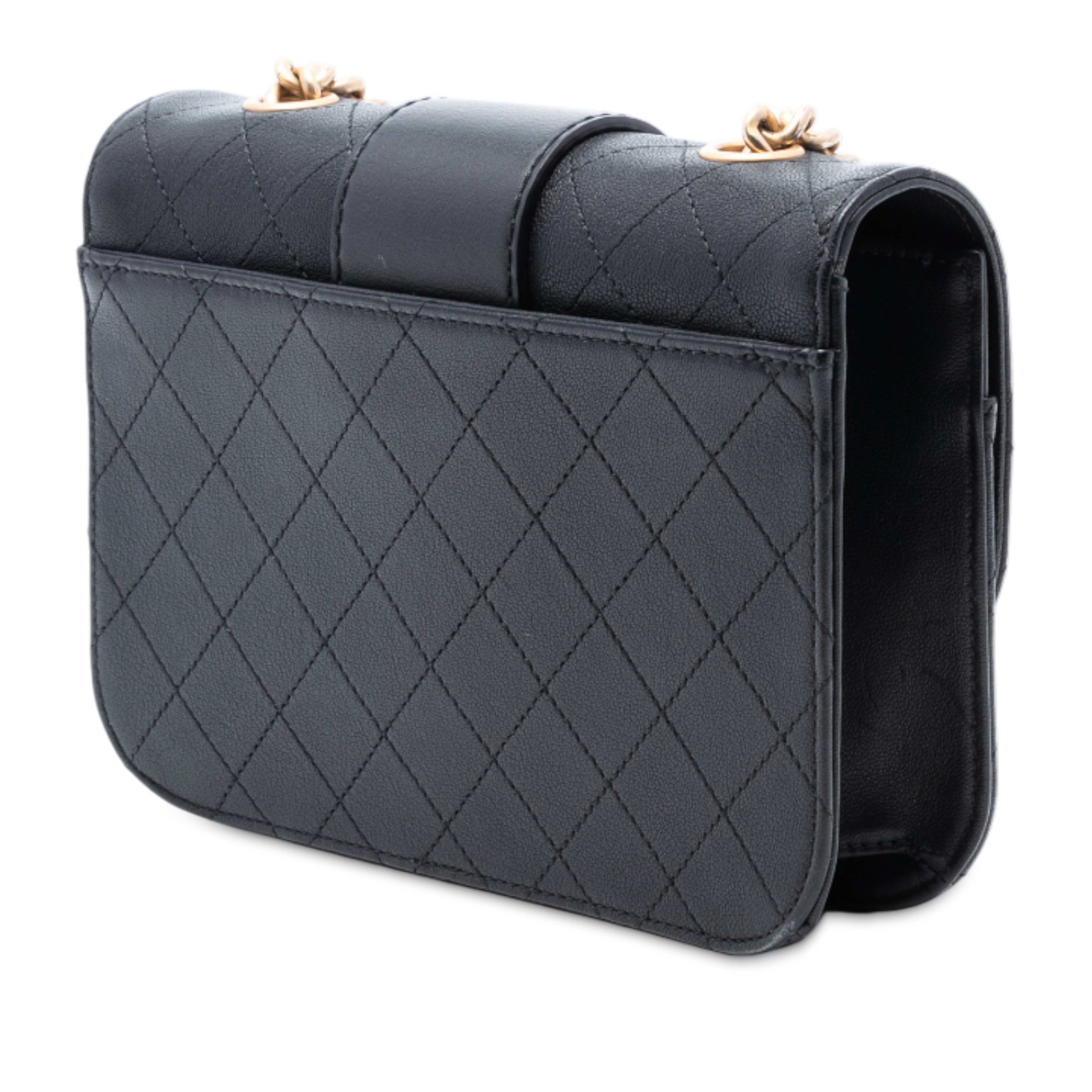 Chanel Quilted Calfskin Front Chain Flap, från Luxclusif, i färgen black. Klicka för att öppna bilden i stort format