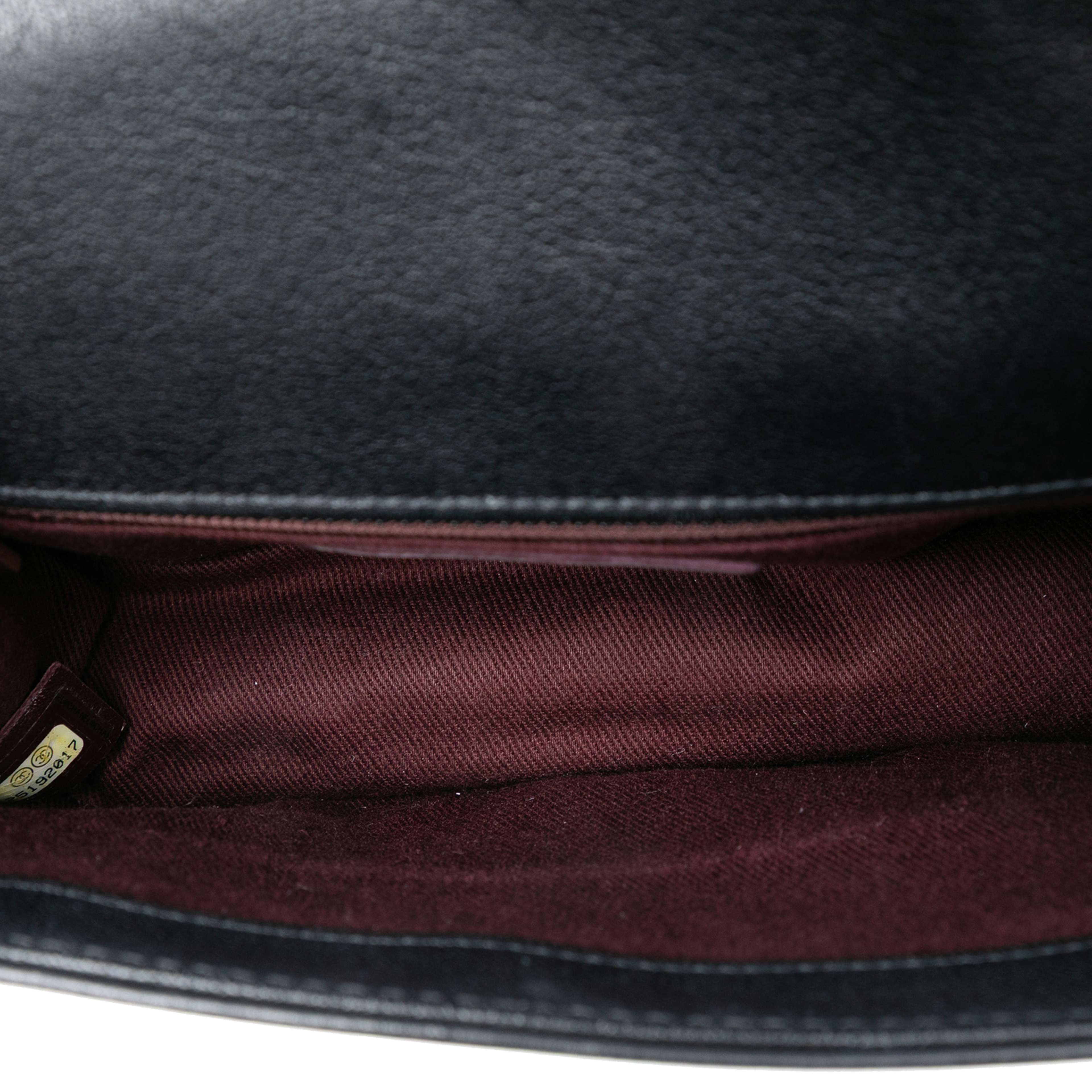 Chanel Quilted Calfskin Front Chain Flap, från Luxclusif, i färgen black. Klicka för att öppna bilden i stort format