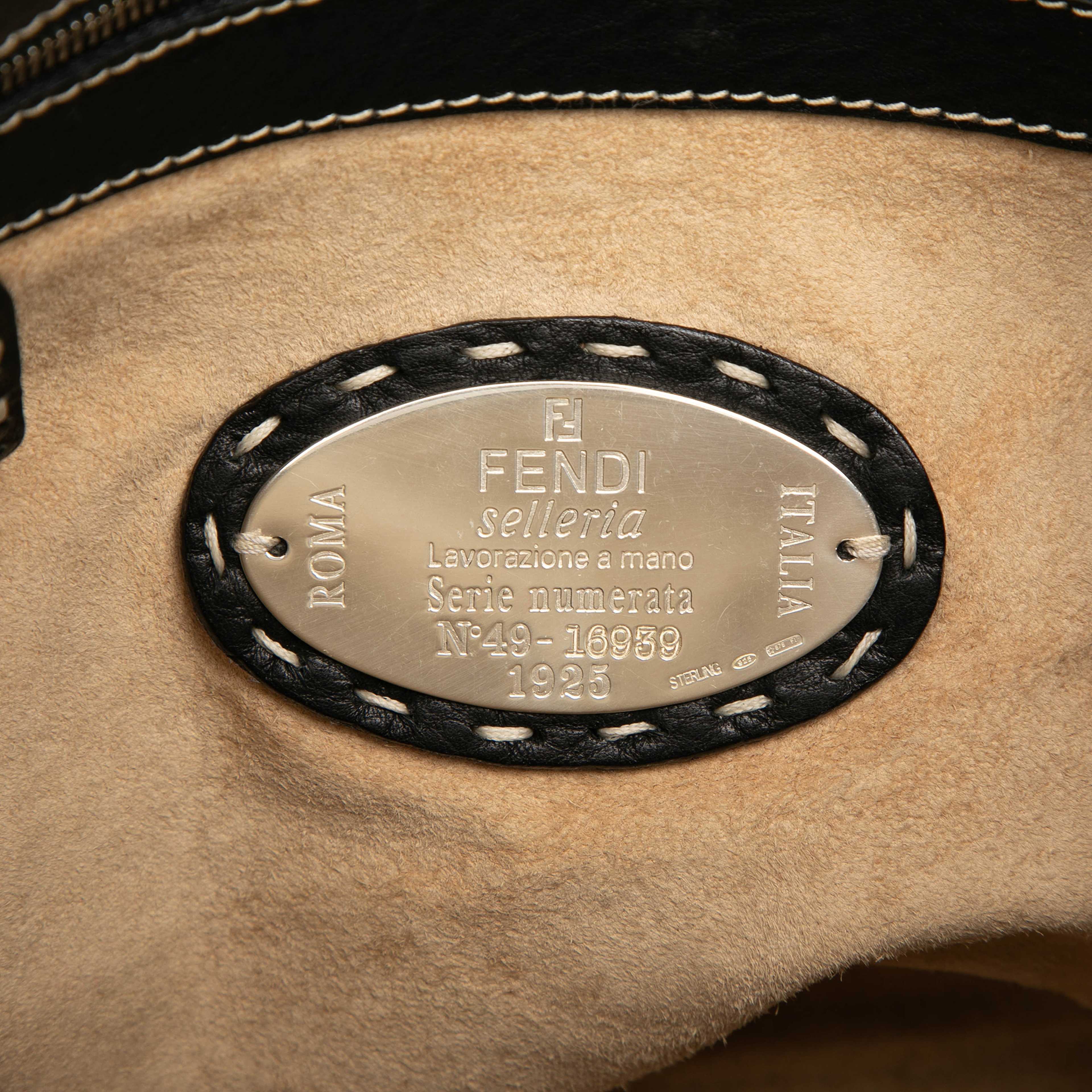 Fendi Leather Selleria Crossbody, från Luxclusif, i färgen svart. Klicka för att öppna bilden i stort format