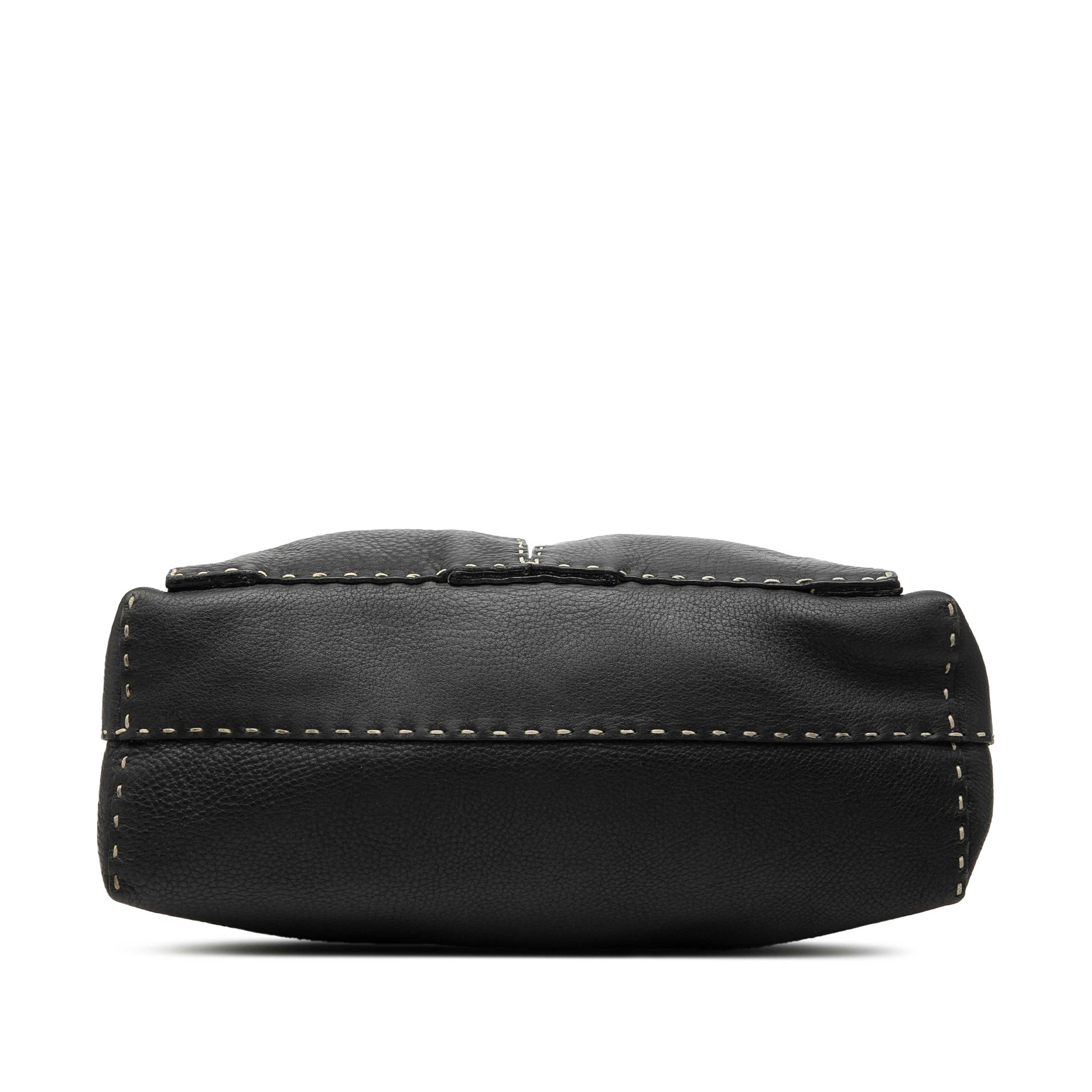 Fendi Leather Selleria Crossbody, från Luxclusif, i färgen svart. Klicka för att öppna bilden i stort format
