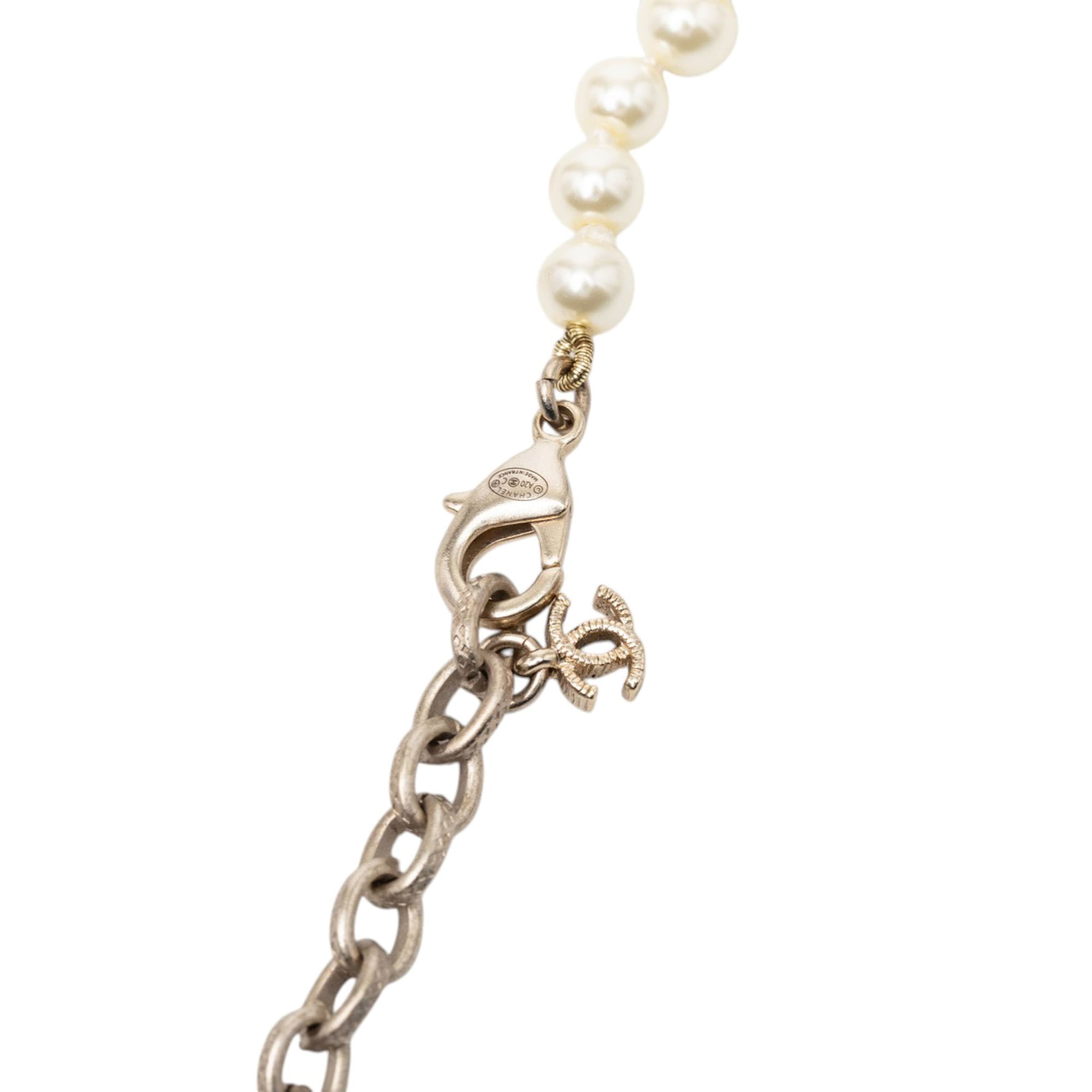 Chanel Cc Gold Plated And Faux Pearl Rhinestones Long Necklace, från Luxclusif, i färgen pearl. Klicka för att öppna bilden i stort format