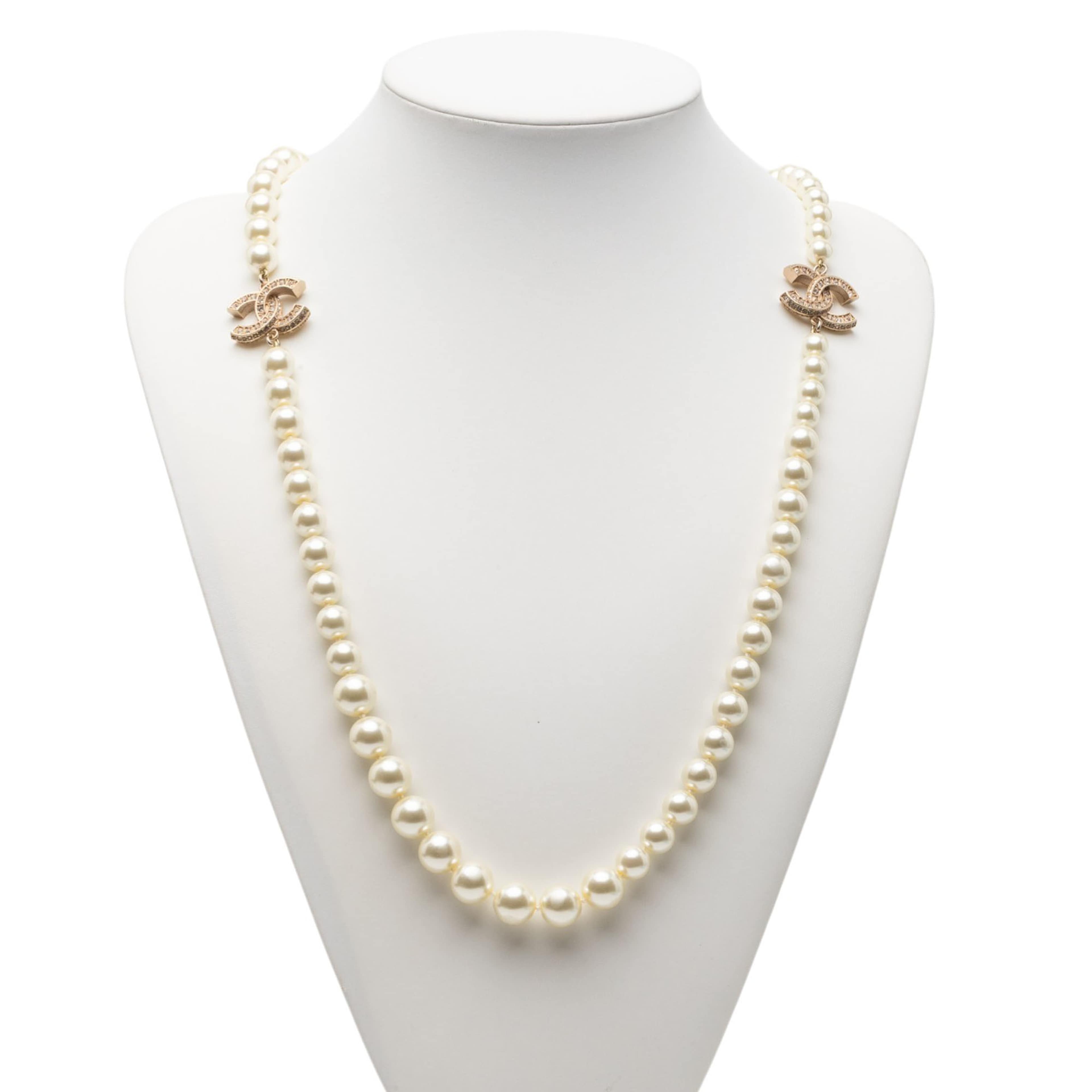 Chanel Cc Gold Plated And Faux Pearl Rhinestones Long Necklace, från Luxclusif, i färgen pearl. Klicka för att öppna bilden i stort format